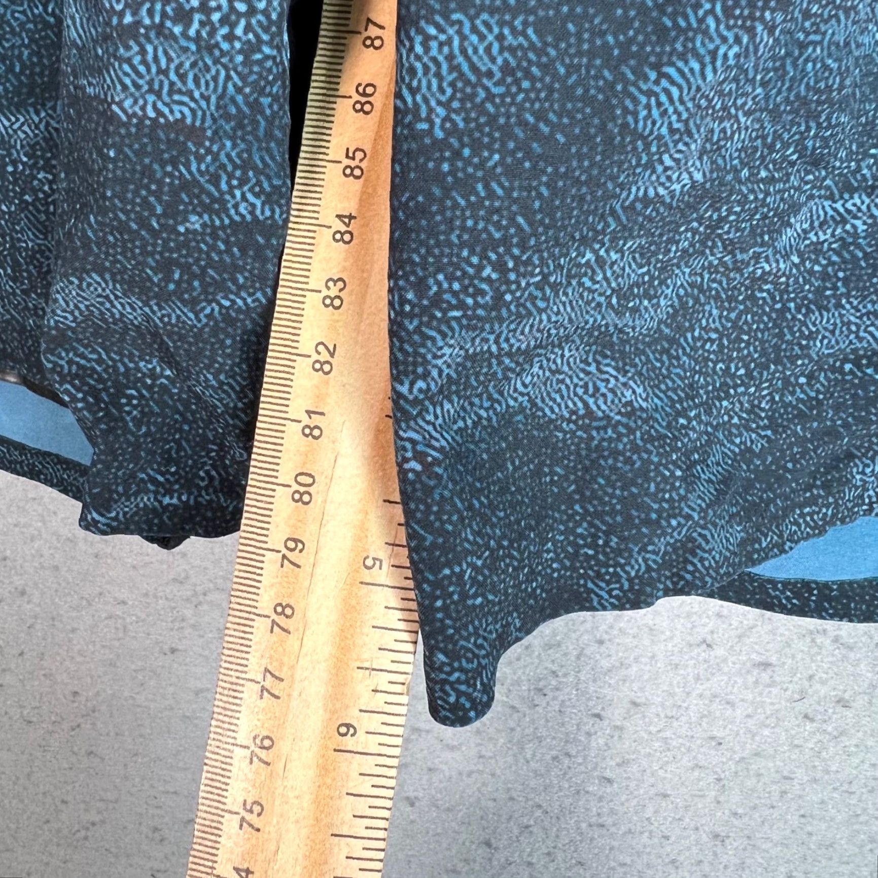 Lululemon VINTAGE Lululemon Surge Athletic Shorts Mens Medium Blue Camo Lined Reinforced Zipper Inseam 6in Cheap? Size US 31 - 6 Thumbnail