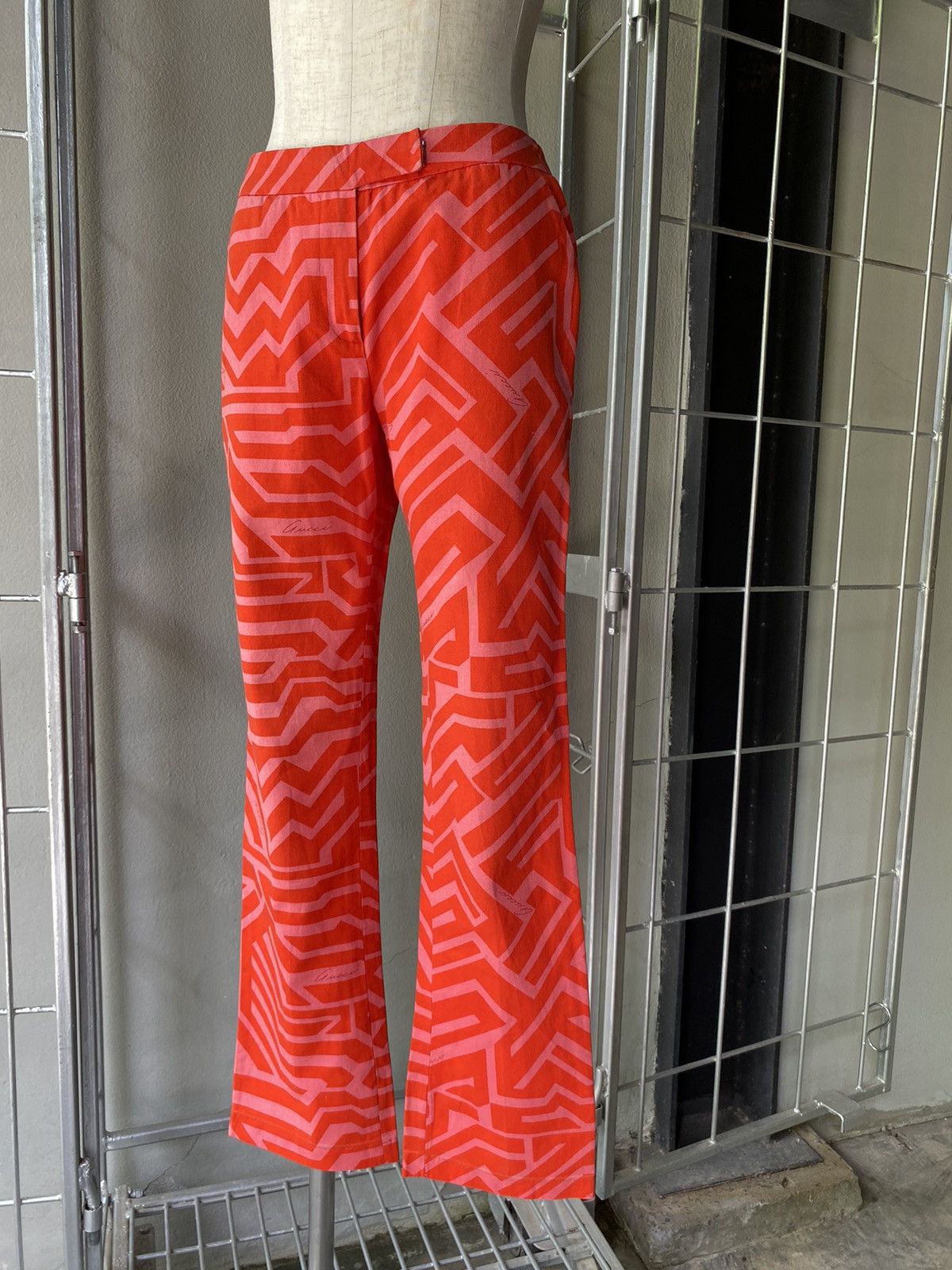 Gucci Gucci red casual pants with pink geometric pattern Size 27" / US 4 / IT 40 - 17 Thumbnail