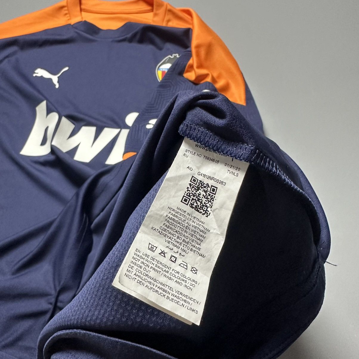 Puma VALENCIA PUMA 2020/2021 FOOTBALL SOCCER TRAINING JERSEY Size US L / EU 52-54 / 3 - 7 Thumbnail