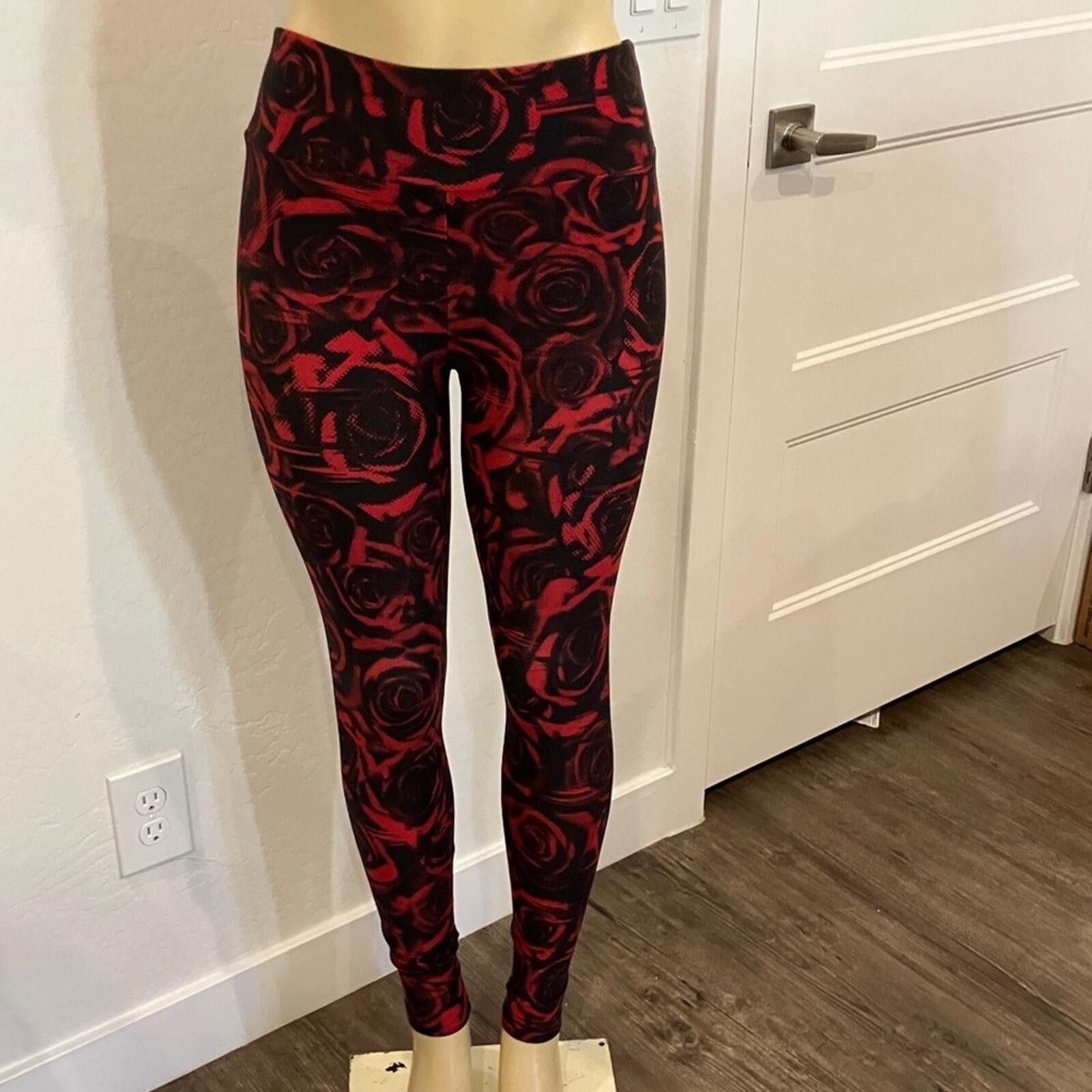 Other NWT No Boundaries Red & Black Rose Print Leggings Size 28" / US 6 / IT 42 - 1 Thumbnail
