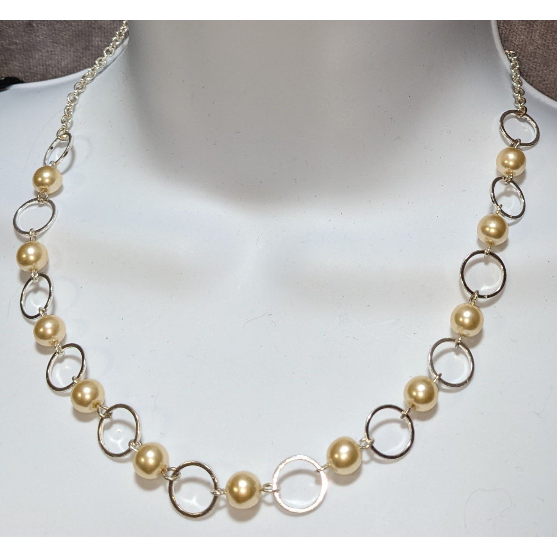 Other Vintage Avon Faux Pearl & Silver Tone Necklace With Circular Size ONE SIZE - 1 Thumbnail