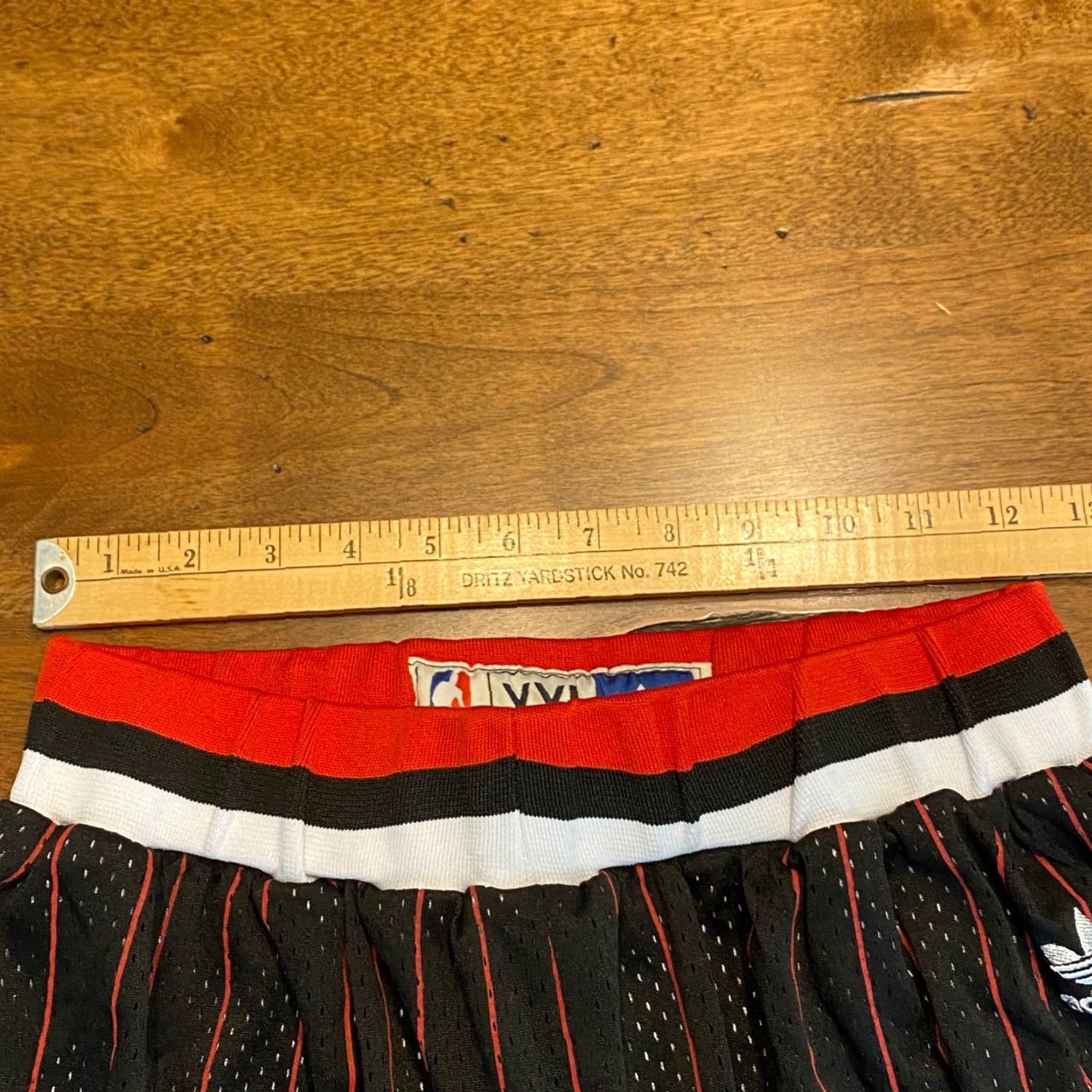 Adidas VINTAGE CHICAGO BULLS Shorts Mens Small x 10" Black Red adidas Athletic Drawstring Lined Polyester 24 Waist 10 in Inseam Sports Basketball Mens Size US 29 - 5 Thumbnail