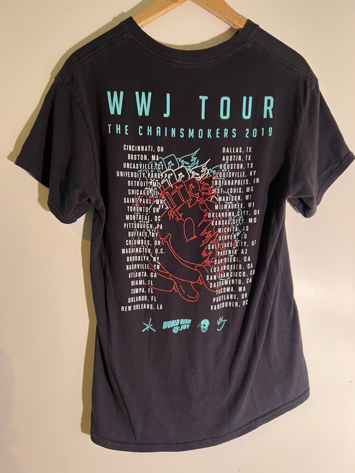 Band Tees 2019 The Chainsmokers WWJ EDM Rave Electronic Tour T Shirt Size US M / EU 48-50 / 2 - 2 Thumbnail