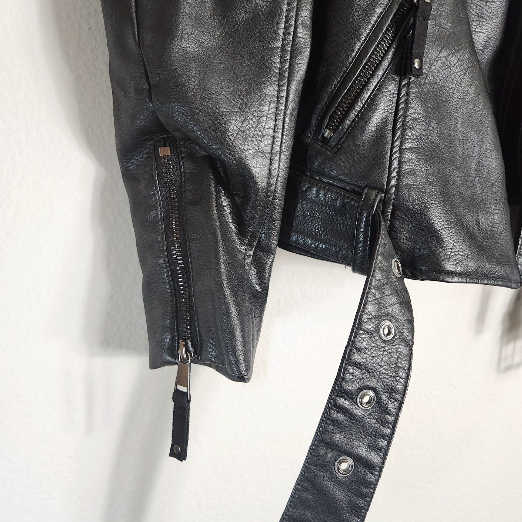 H&M H&M Womens Black Faux/Vegan Leather Motorcycle Biker Jacket-Size 0 Jacket Women Black XS/S? Size XS / US 0-2 / IT 36-38 - 6 Thumbnail