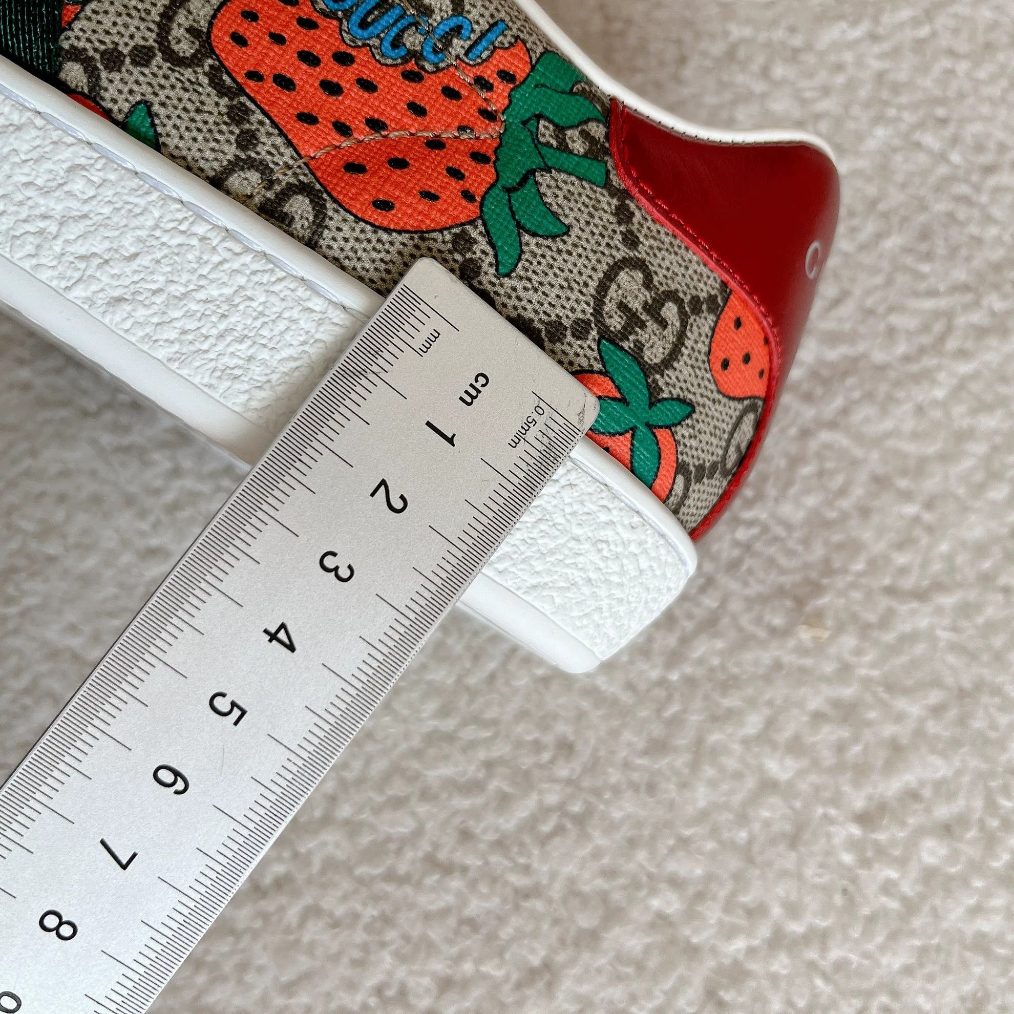 Gucci Gucci Strawberry Print Canvas Sneakers Women's 35.5 8710 Size US 4.5 / IT 34.5 - 9 Thumbnail