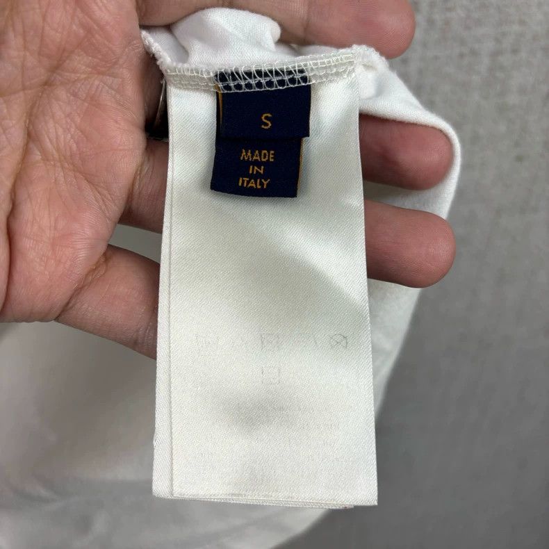 Louis Vuitton Louis Vuitton Solid Embossed Logo Crew Neck short Sleeves Size US S / EU 44-46 / 1 - 5 Thumbnail