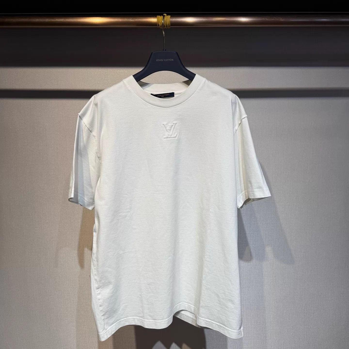 Louis Vuitton Louis Vuitton White Embossed Logo Tee L New Size US L / EU 52-54 / 3 - 1 Thumbnail