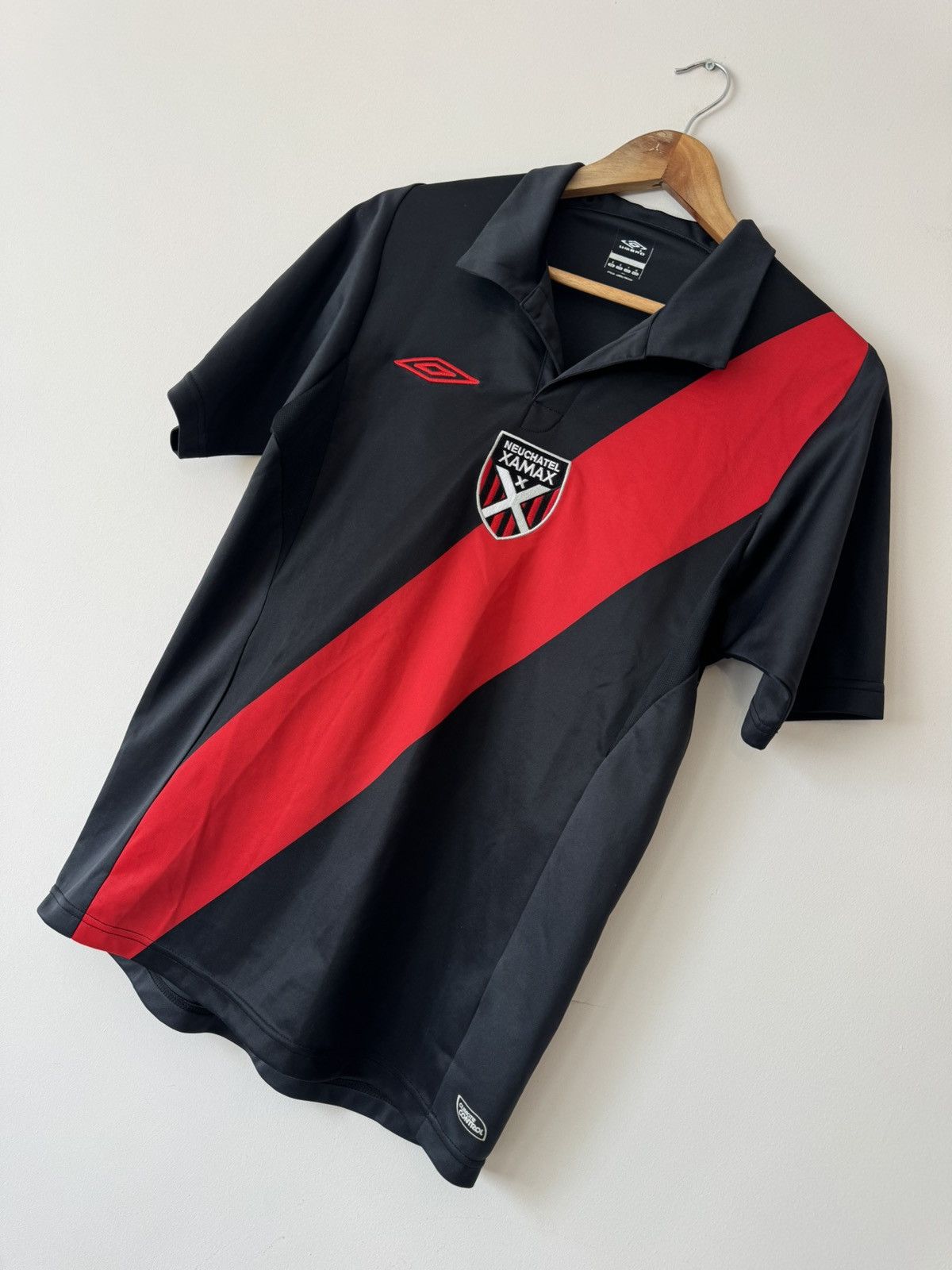 Umbro Neuchatel Xamax 2010-2011 Home Soccer Jersey Football Shirt Size US S / EU 44-46 / 1 - 3 Thumbnail