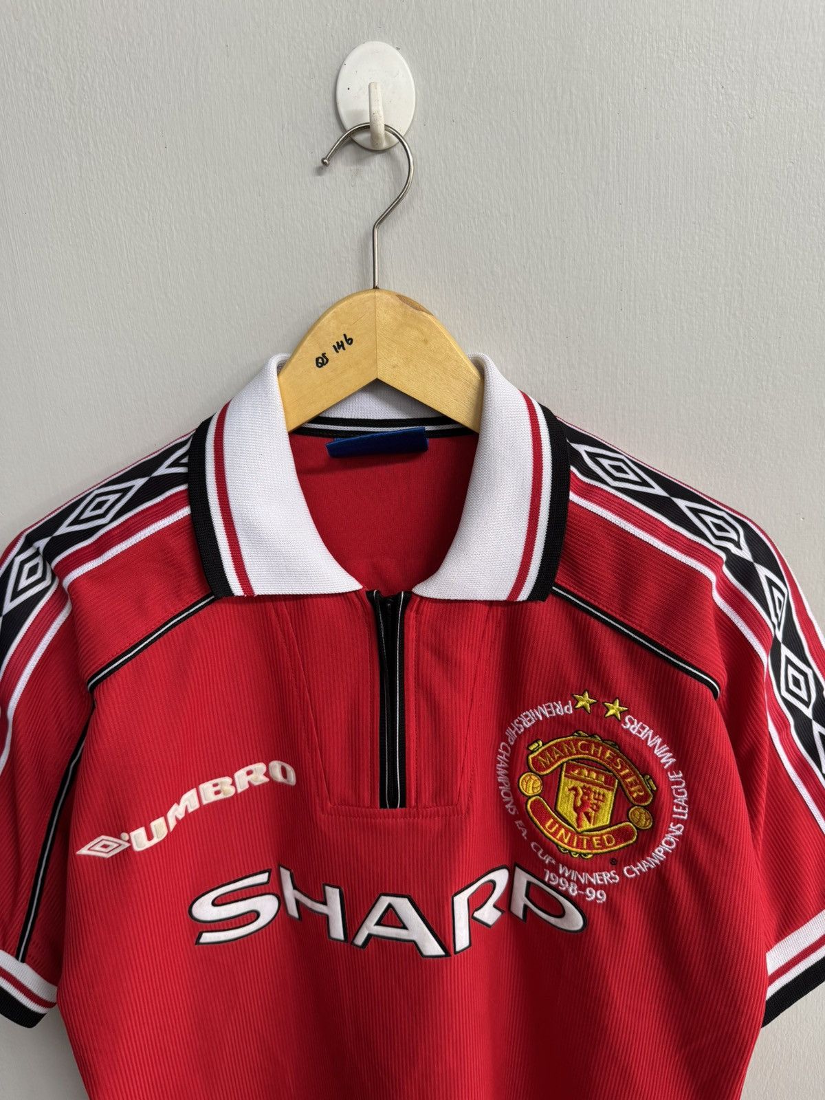 Umbro MANCHESTER UNITED 1998/1999 TREBLE WINNER SEASON HOME JERSEY Size US S / EU 44-46 / 1 - 2 Thumbnail