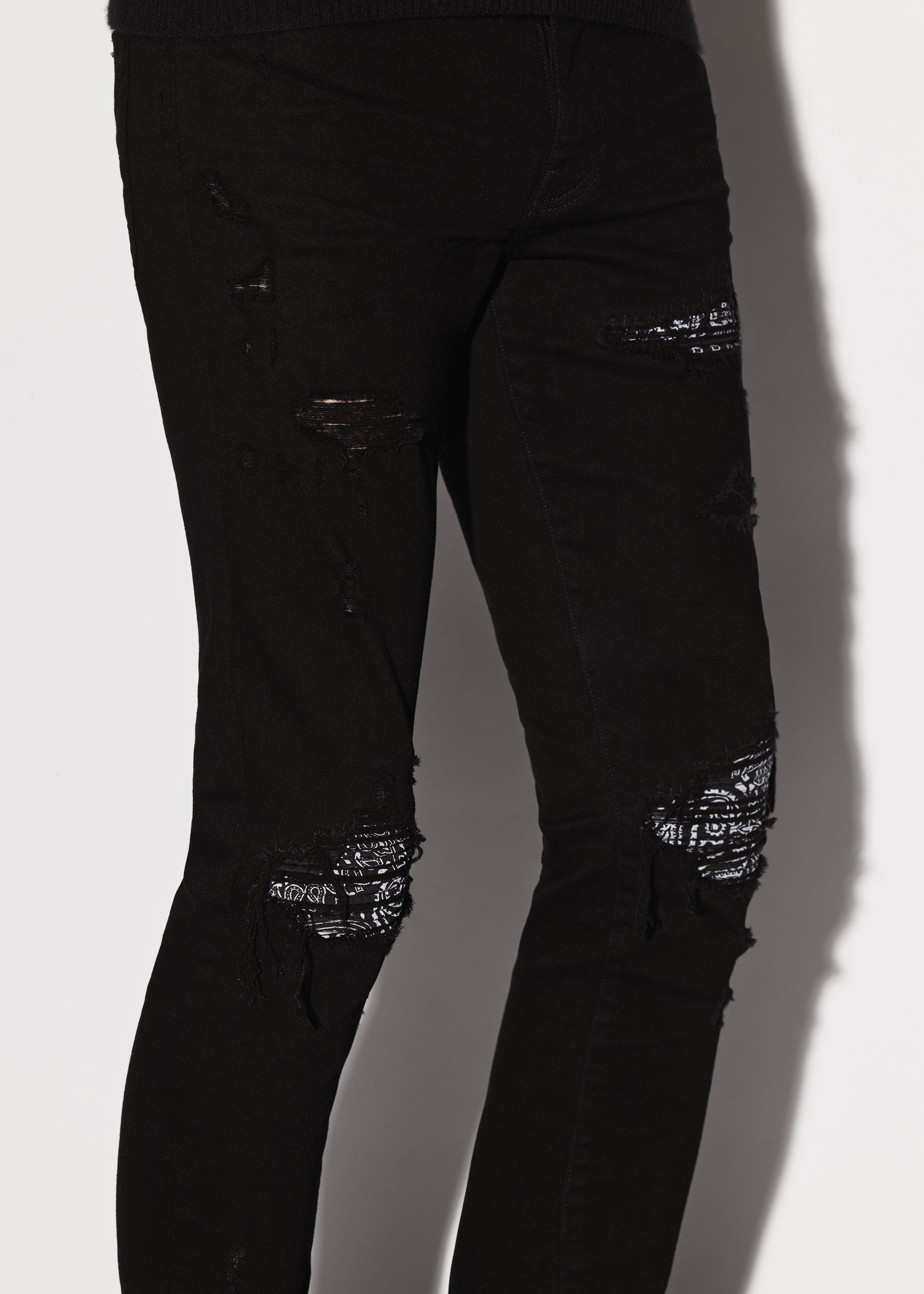 Amiri oc11z0225 MX1 Bandana Jeans in Black Size US 33 - 6 Thumbnail