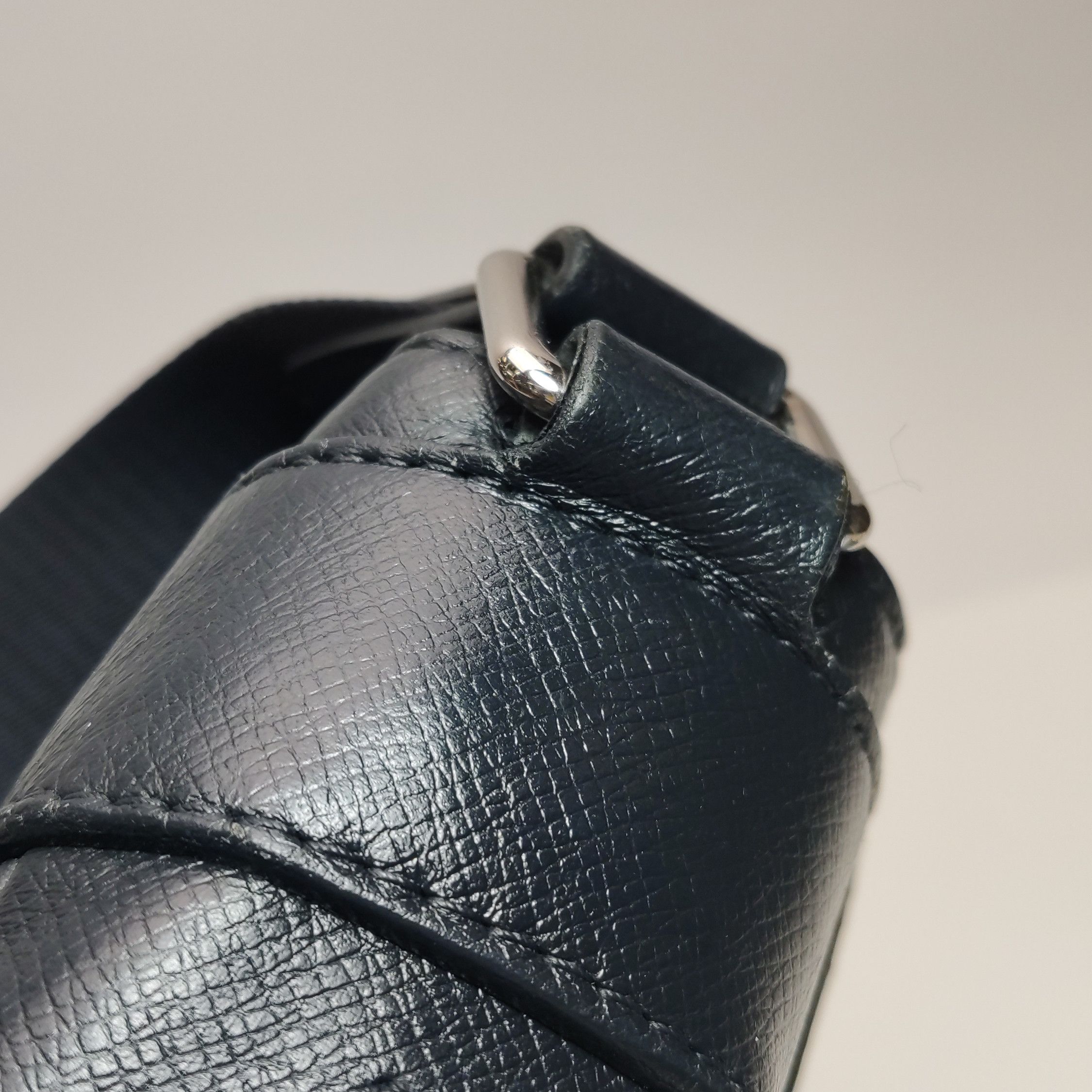 Louis Vuitton Louis Vuitton (LV) Roman leather solid color flap crossbody Size ONE SIZE - 7 Thumbnail