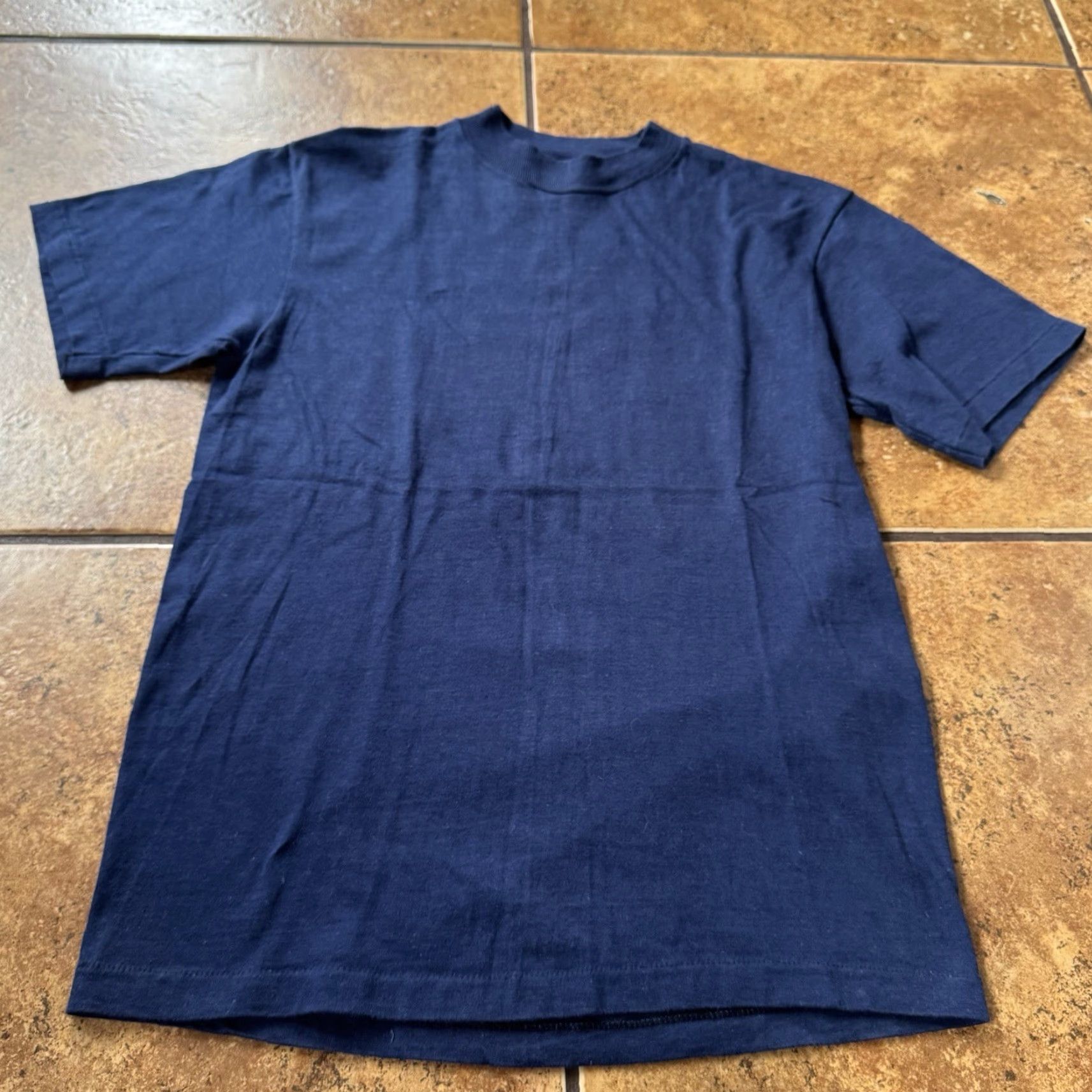 Hanes VINTAGE 1980s MAGNUM PI TV SHOW CAST & CREW T-SHIRT Hanes Size S Blue Men Graphic Tee Hawaii Hawaiian 80s Size US S / EU 44-46 / 1 - 4 Thumbnail