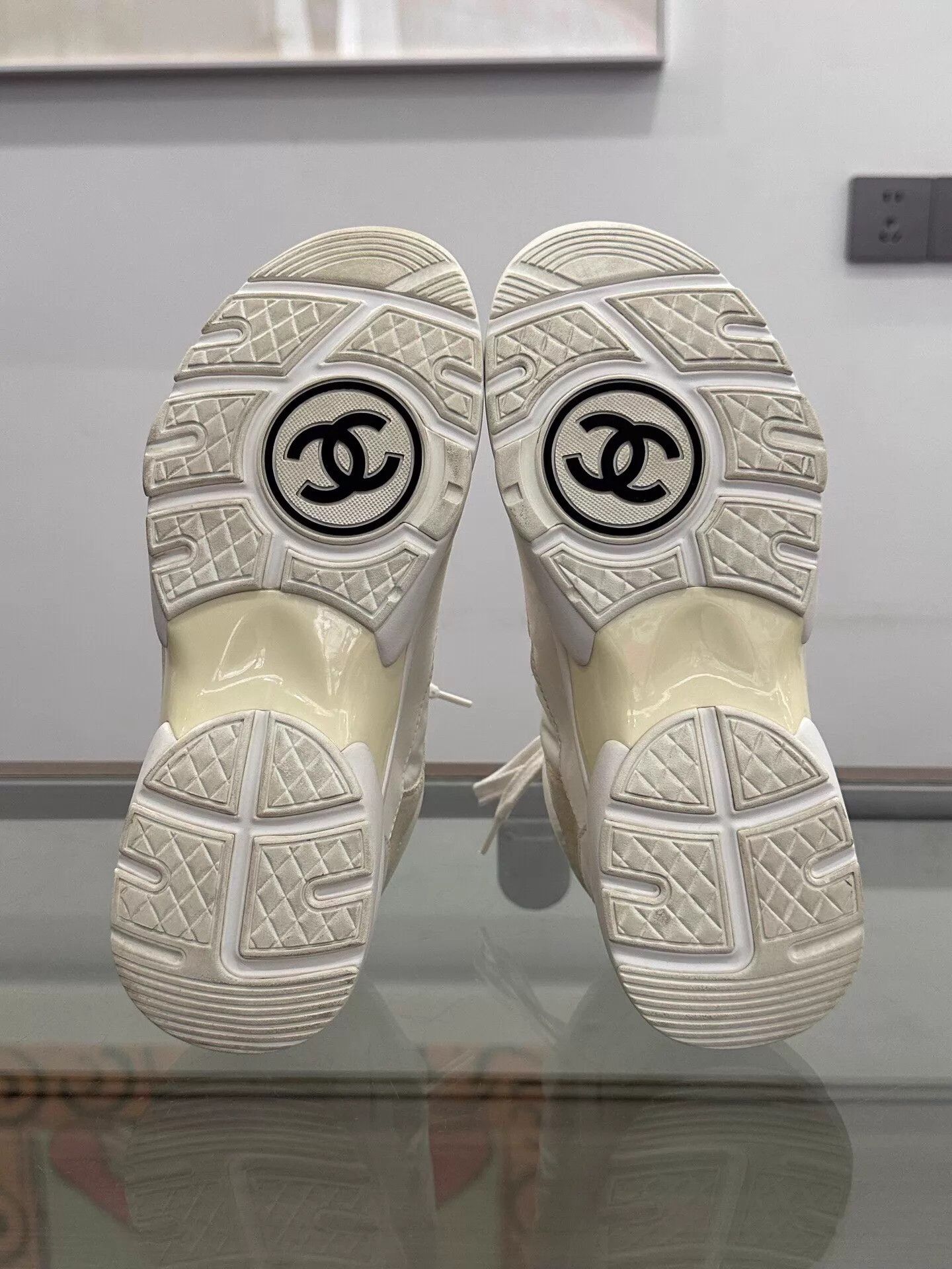 Chanel Chanel Women's White Side Embossed CC Sneaker 37.5 Size US 7 / IT 37 - 6 Thumbnail