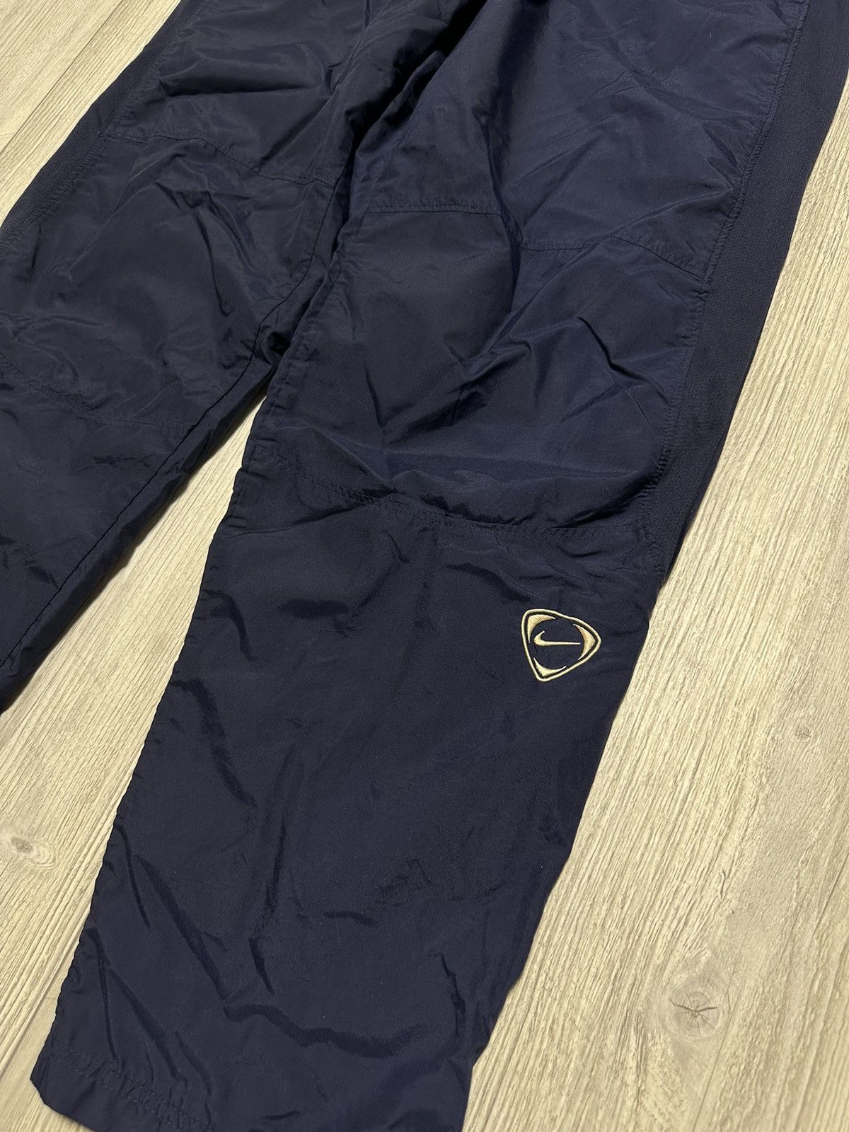 Vintage 90’s NIKE TEAM RETRO SWOOSH LOGO BAGGY TRACK PANTS Y2K Size US 34 / EU 50 - 2 Thumbnail
