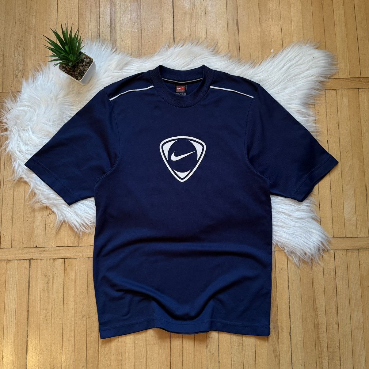 Nike 📌 Vintage Nike 00s Centre Logo Sportswear Tee Size US S / EU 44-46 / 1 - 1 Thumbnail