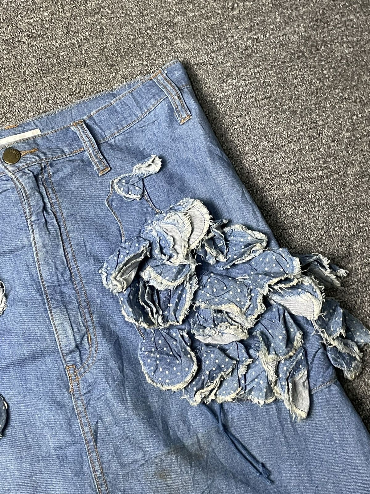 Issey Miyake × Japanese Brand × Ne-Net NE-NET by Issey Miyake Flower Ruffles Denim Skirt (83) Size 30" / US 8 / IT 44 - 2 Thumbnail