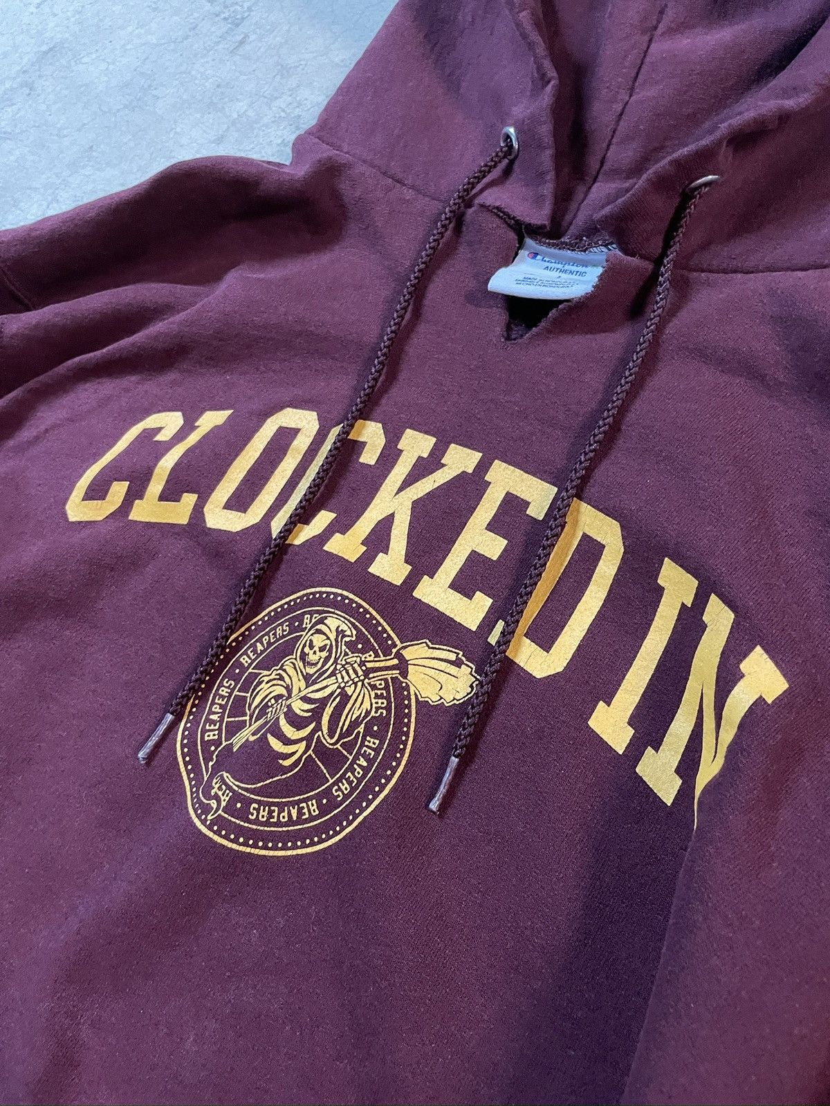 Champion Vintage 00s Champion Clocked In Burgundy Hoodie Size Large Size US L / EU 52-54 / 3 - 2 Thumbnail