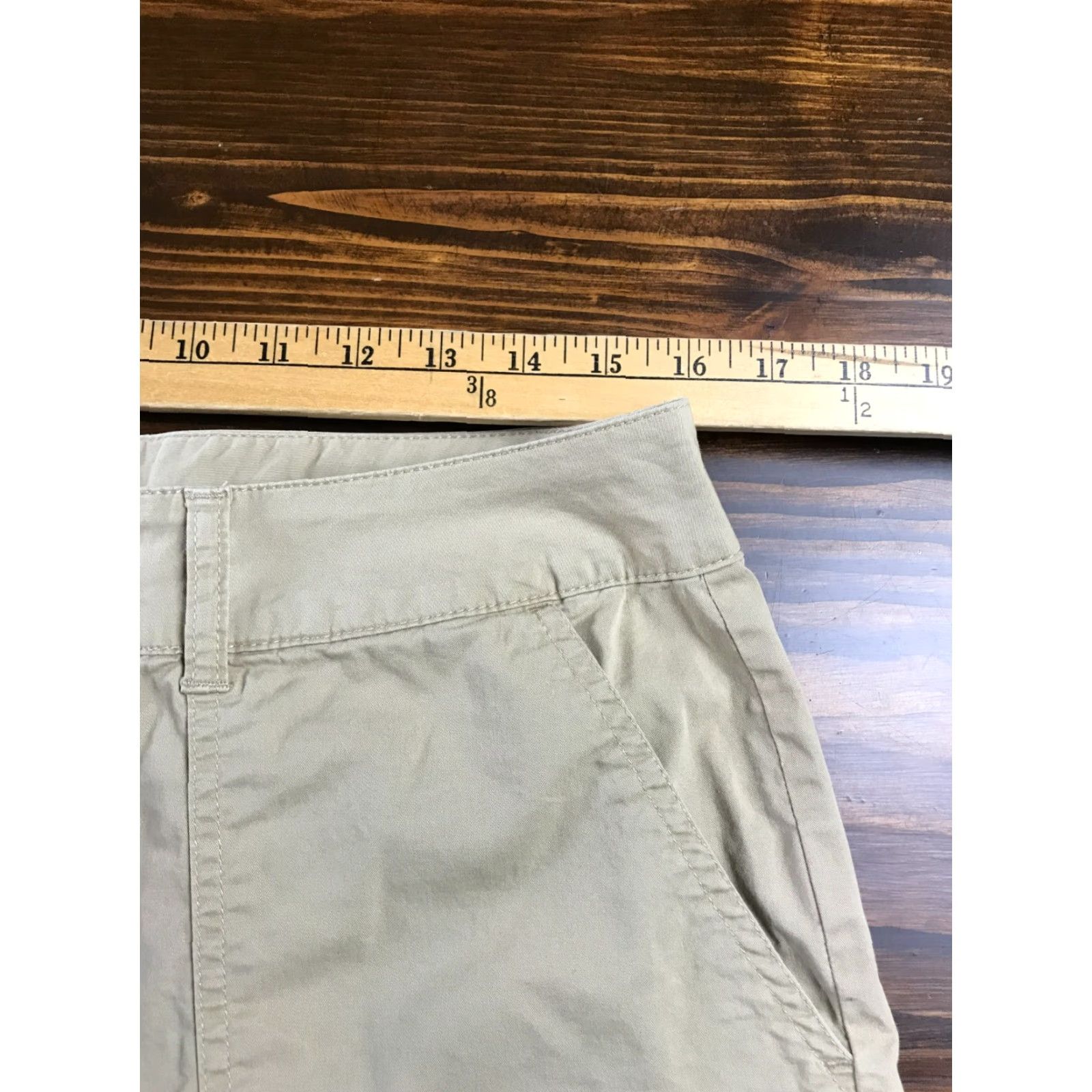 Vintage St. John's Bay Shorts Women's Size 12 Tan/Khaki Stretch Pockets Flat Front Size US 12 / IT 42 - 3 Thumbnail
