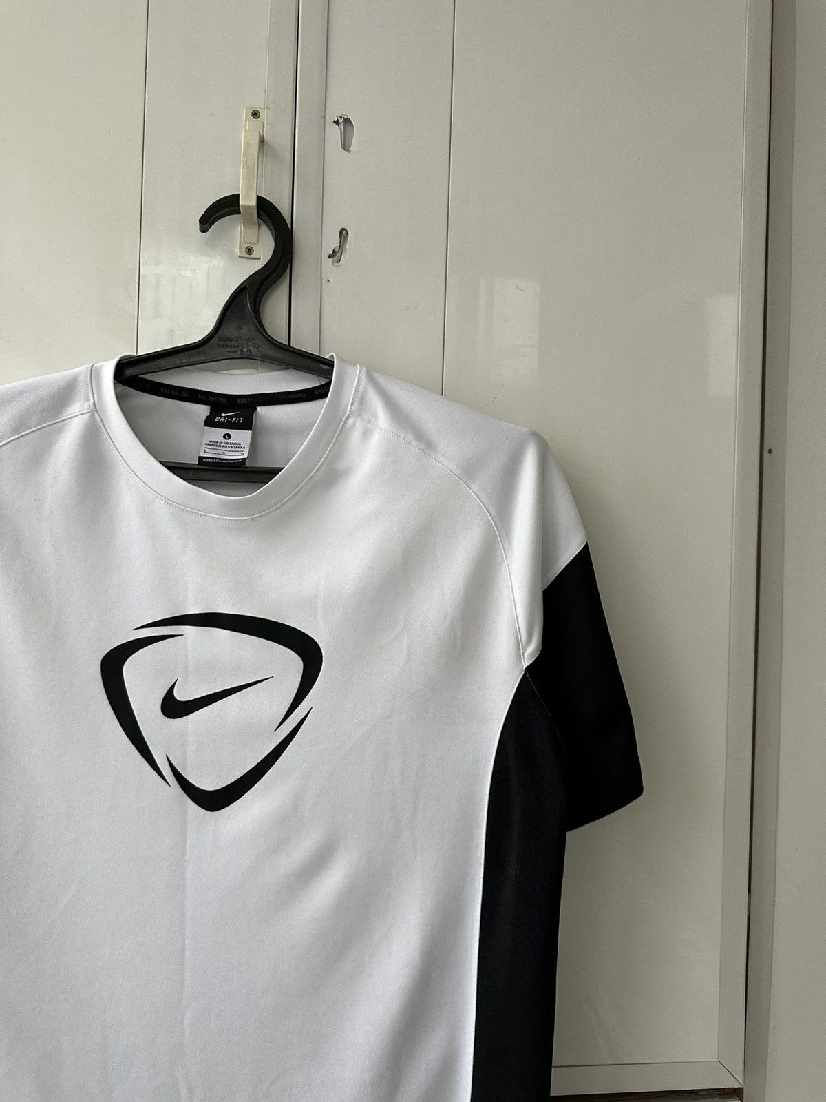 Nike Vintage Nike T-shirt Centre Logo Size US L / EU 52-54 / 3 - 4 Thumbnail