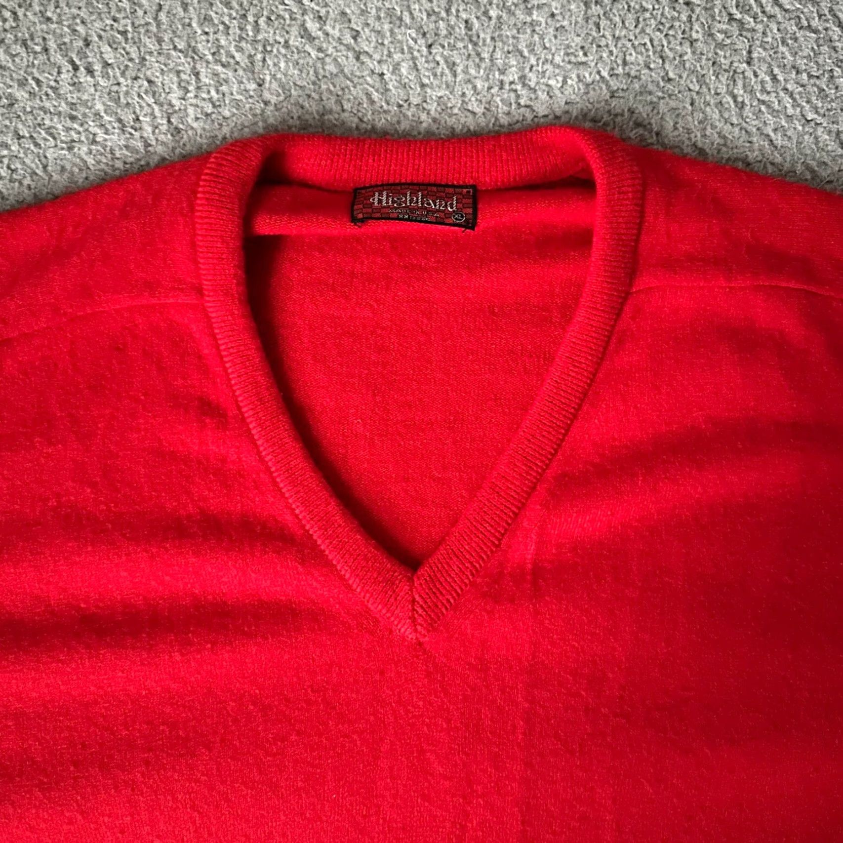 Highland 2000 VINTAGE Highland Sweater Mens XL Red Knit V-Neck Pullover 80s All Seasons Short Description: 70s Theme (Note: Abbreviations kept as in original) Size US XL / EU 56 / 4 - 3 Thumbnail
