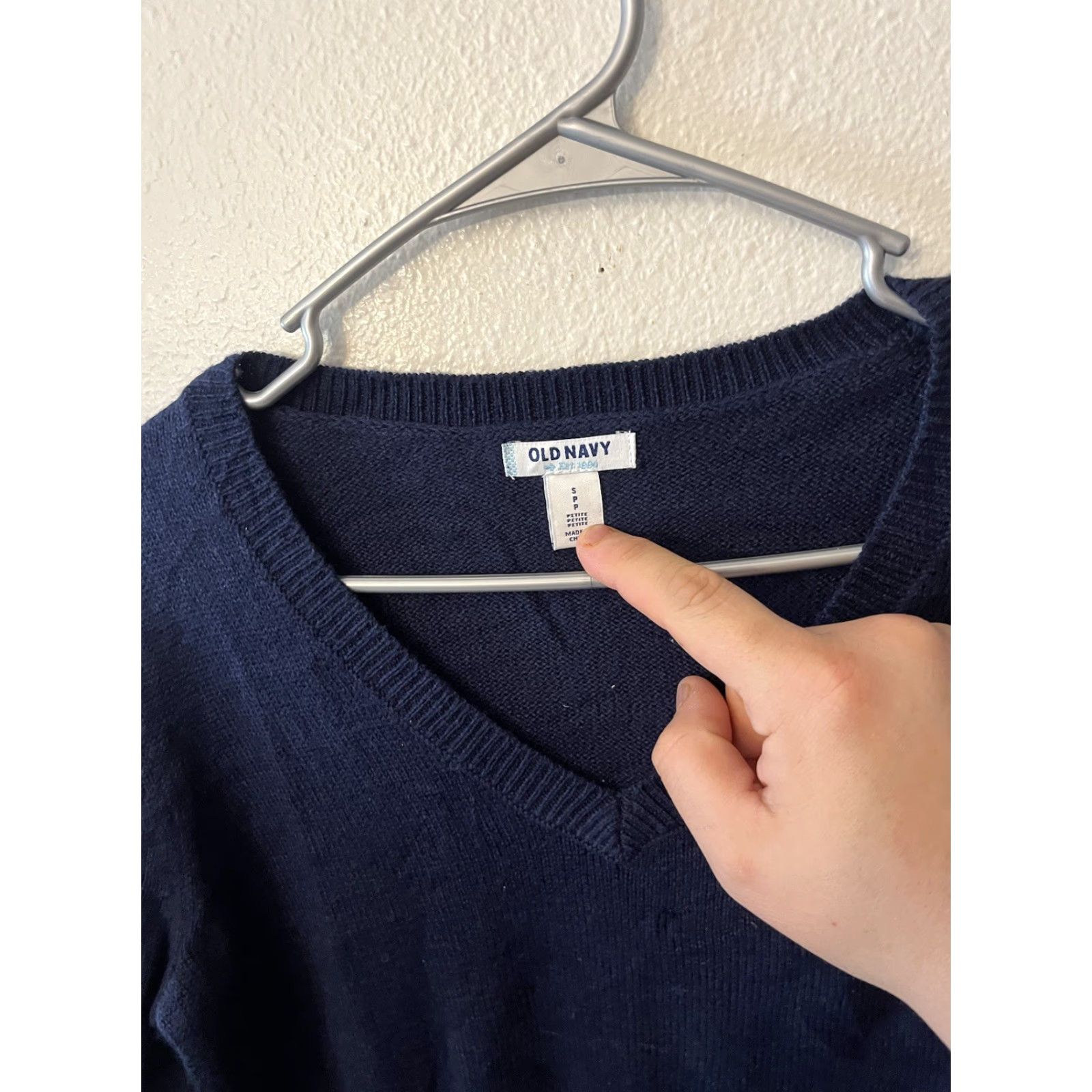 Old Navy Old Navy Pullover Sweater Women's Small Long Sleeve Navy Knit V Neck Blue Color Casual Regular Fit, Nylon? (no) Size S / US 4 / IT 40 - 4 Thumbnail