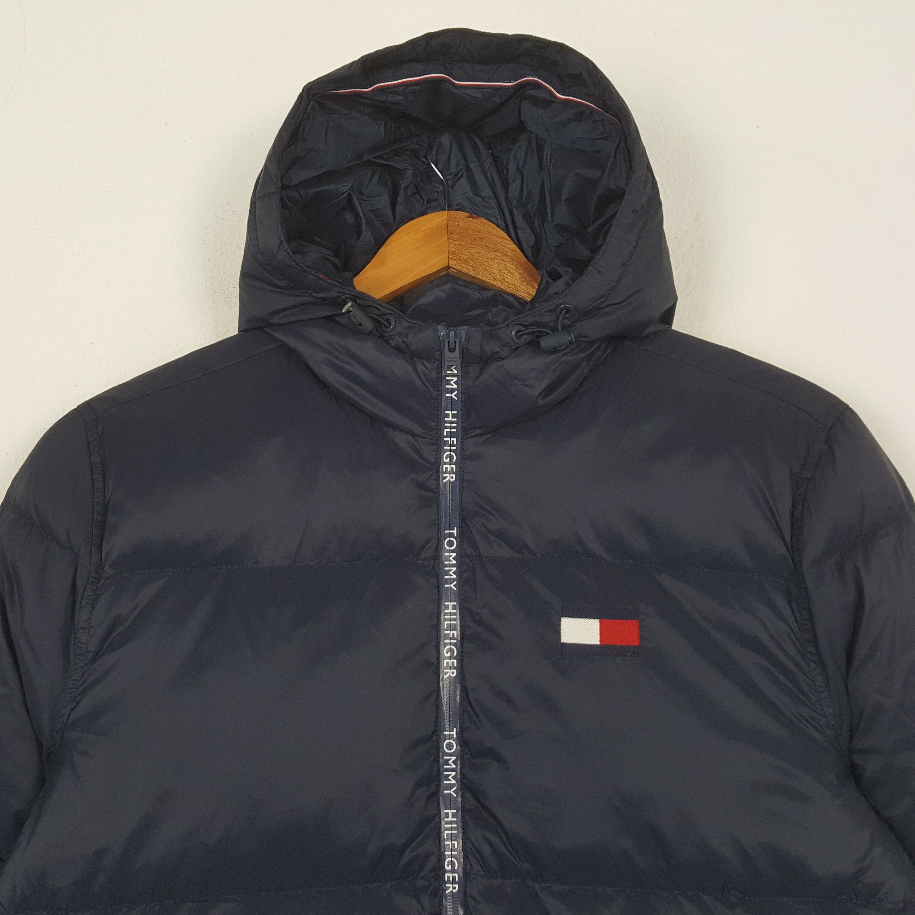 Tommy Hilfiger Vintage Tommy Hilfiger Big Logo Puffer Hoodie RR24 Size US XL / EU 56 / 4 - 3 Thumbnail