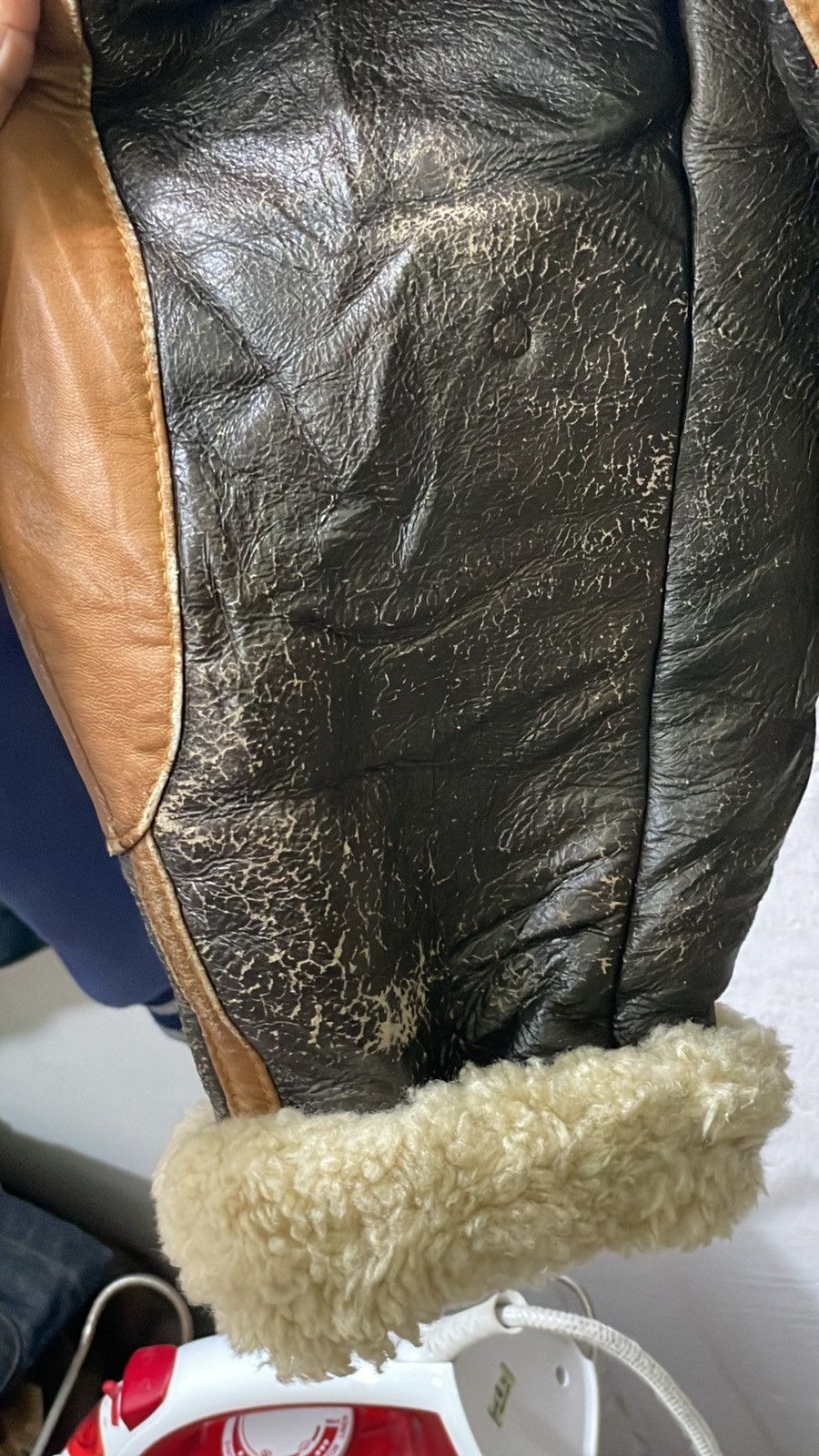 Vintage vintage brown leather jacket is a B-3 bomber flight jacket, Size US L / EU 52-54 / 3 - 12 Thumbnail
