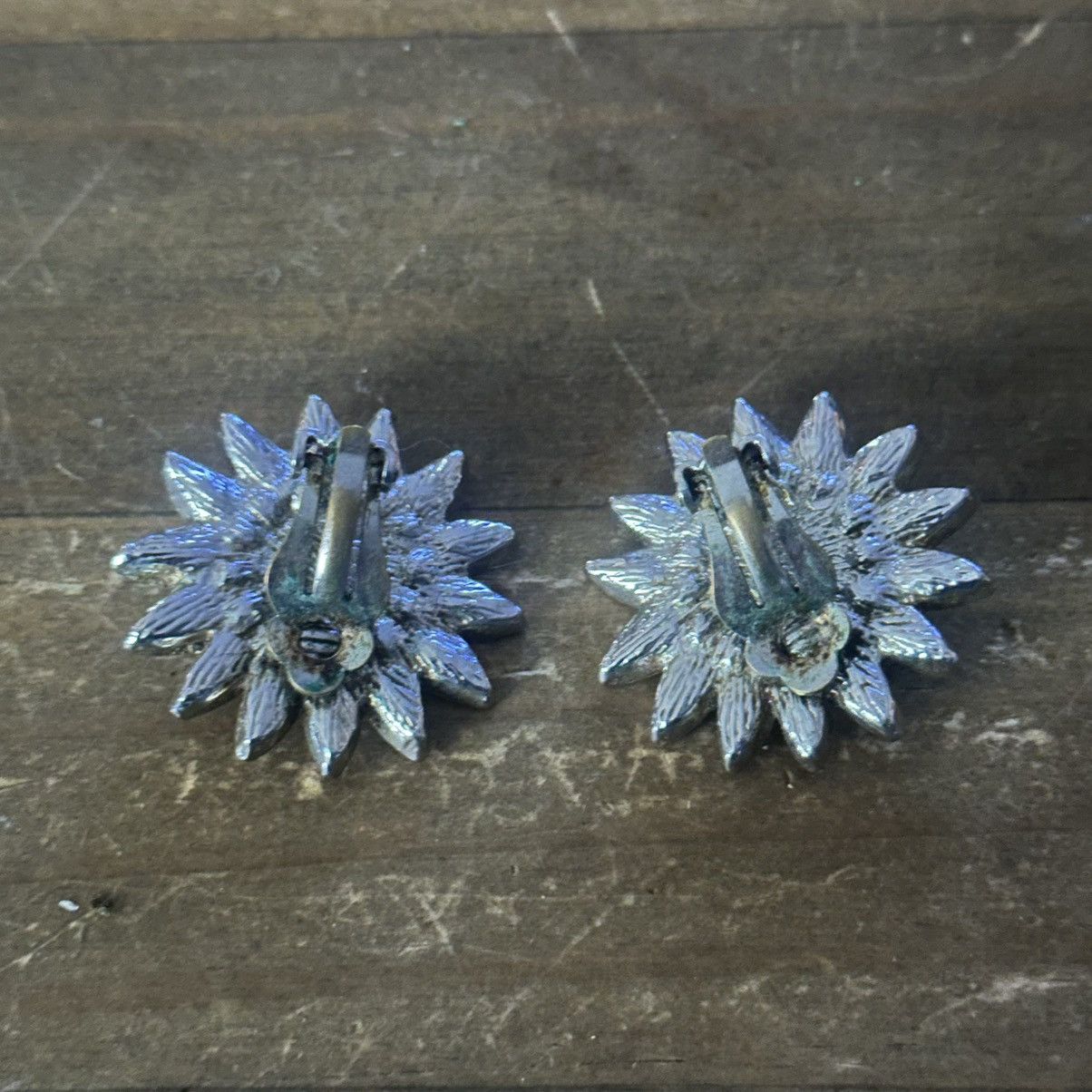 Vintage Vintage white enamel and rhinestone clip on flower earrings Size ONE SIZE - 2 Thumbnail