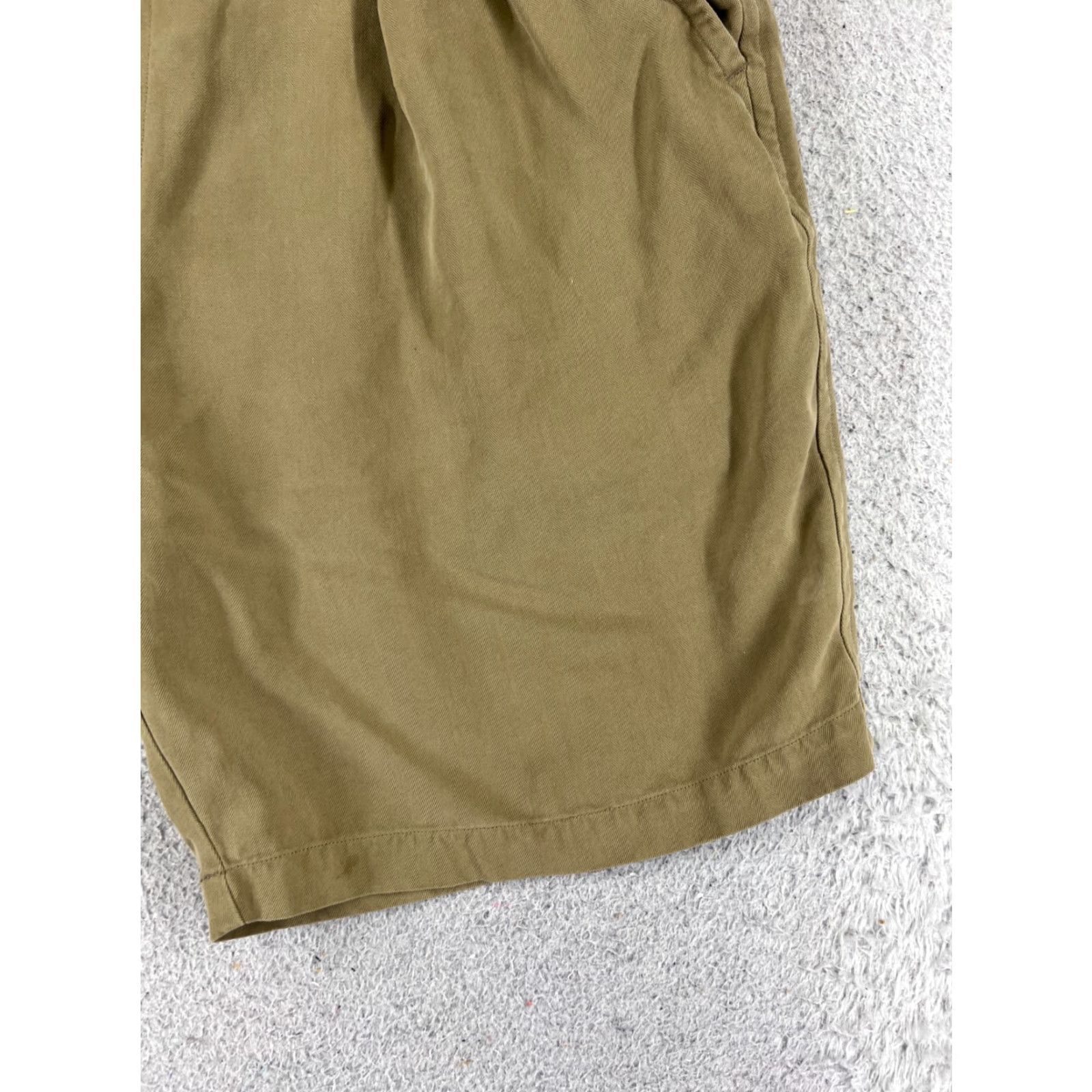 Tommy Bahama Tommy Bahama Shorts Men 38 Beige Pleated Bermuda Silk Blend Golf Bermuda Casual Shorts Mens Beige Silk Blend 90s? Size US 38 / EU 54 - 2 Thumbnail