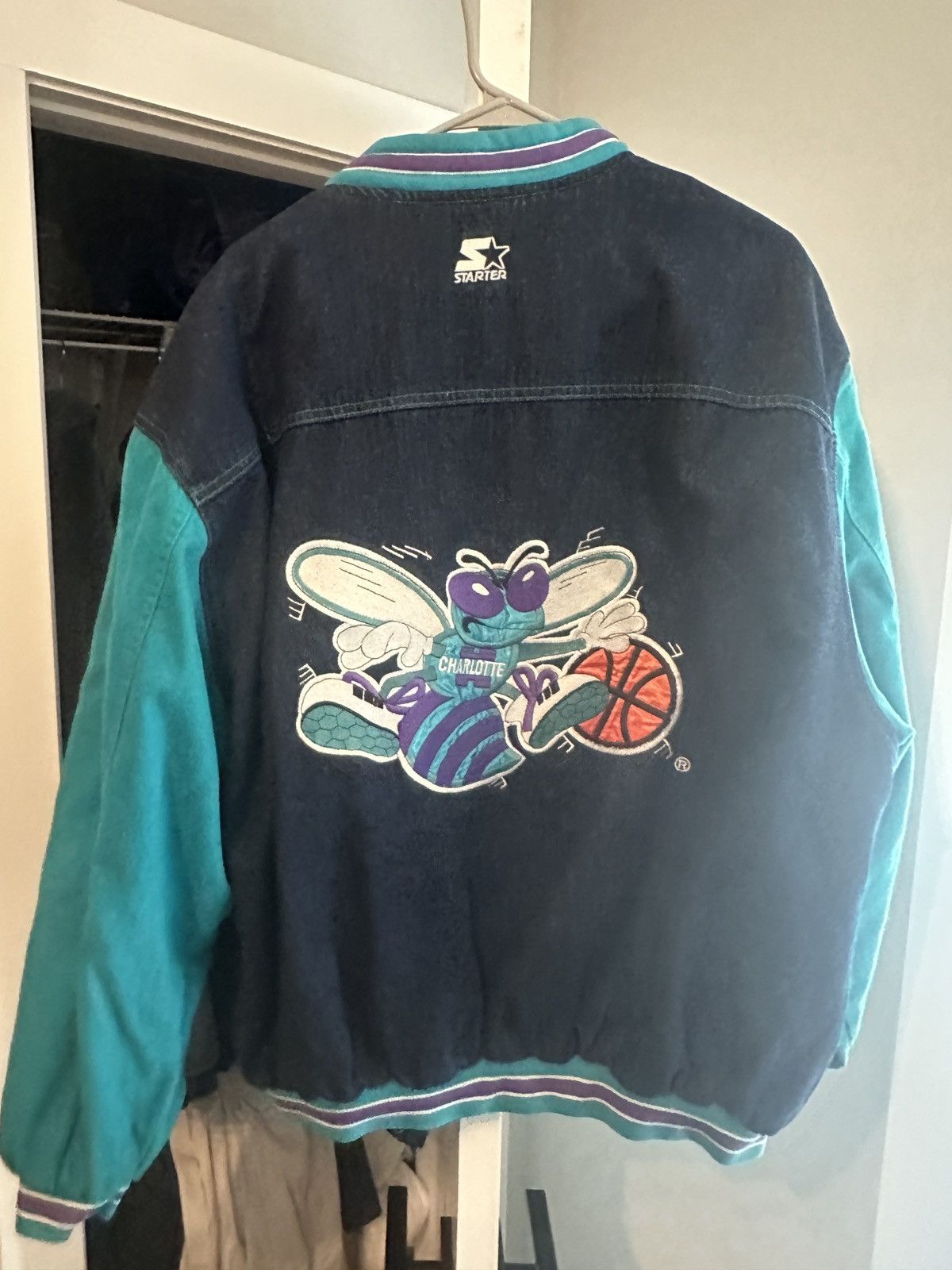 Vintage Charlotte Hornets Embroidered Denim Jacket Size US XL / EU 56 / 4 - 2 Thumbnail