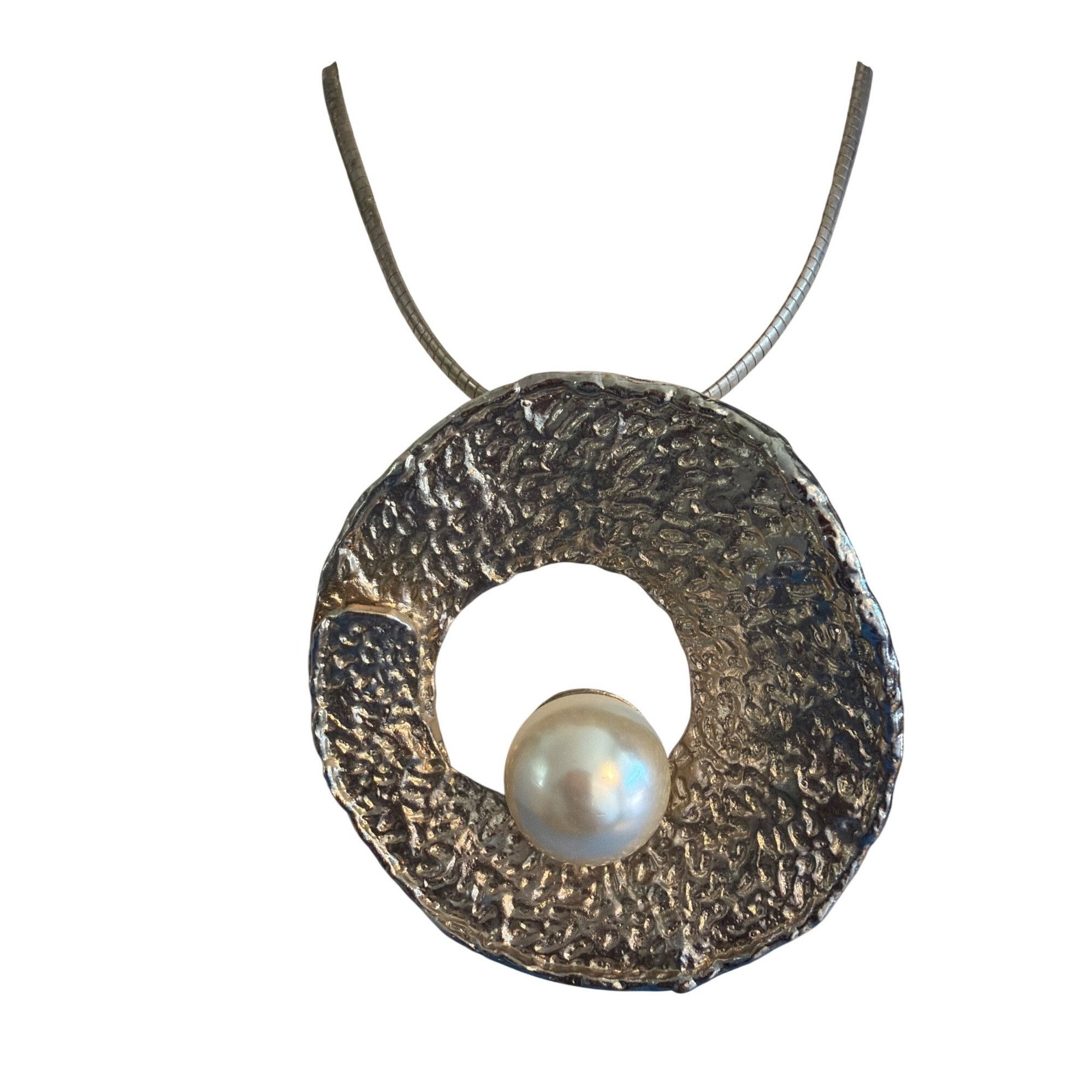 Other Large Textured Silver Tone Statement Pendant Necklace Omega Size ONE SIZE - 1 Thumbnail