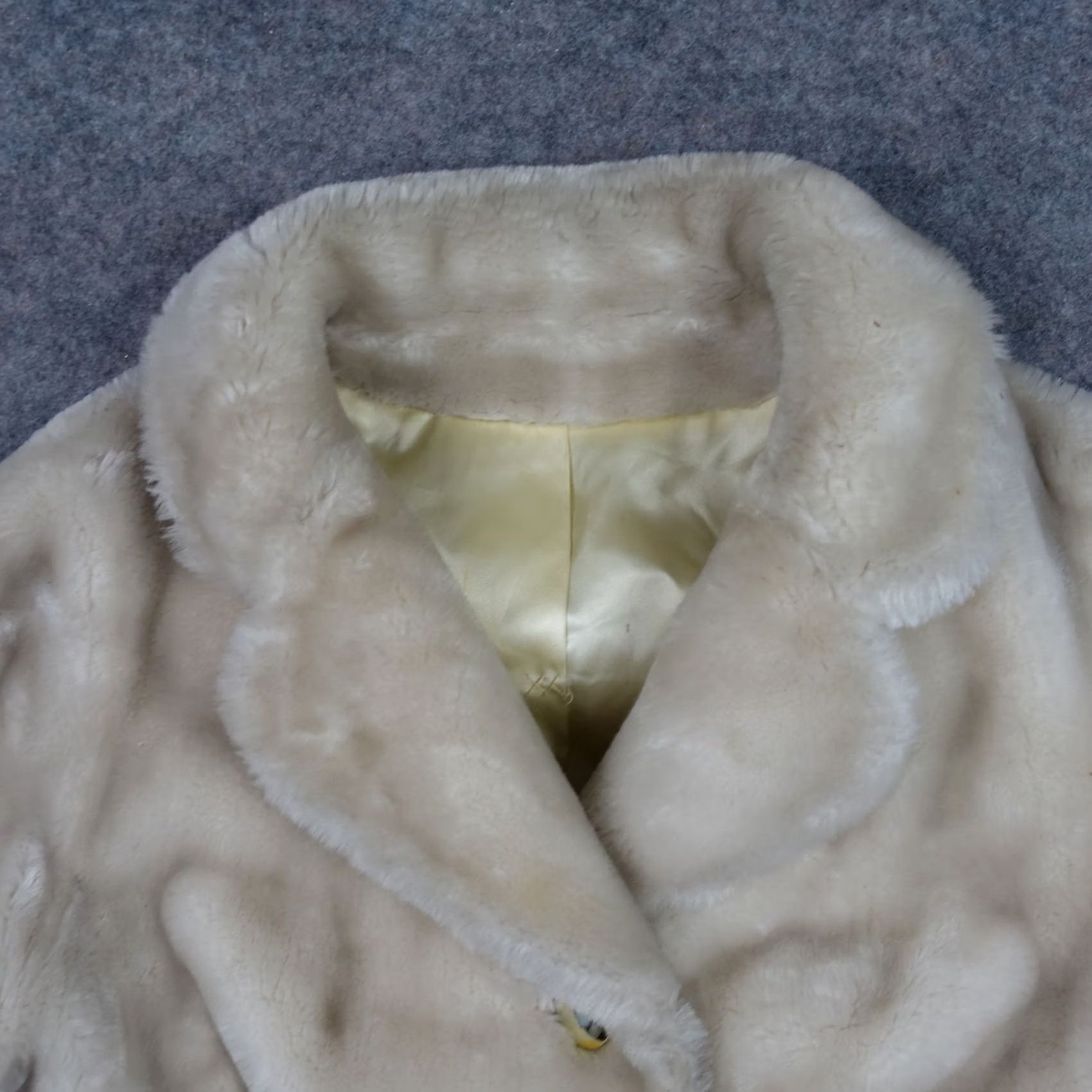 Vintage VINTAGE Borgana Coat Womens Large Beige Faux Fur Borgana Coat L Beige Size L / US 10 / IT 46 - 2 Thumbnail