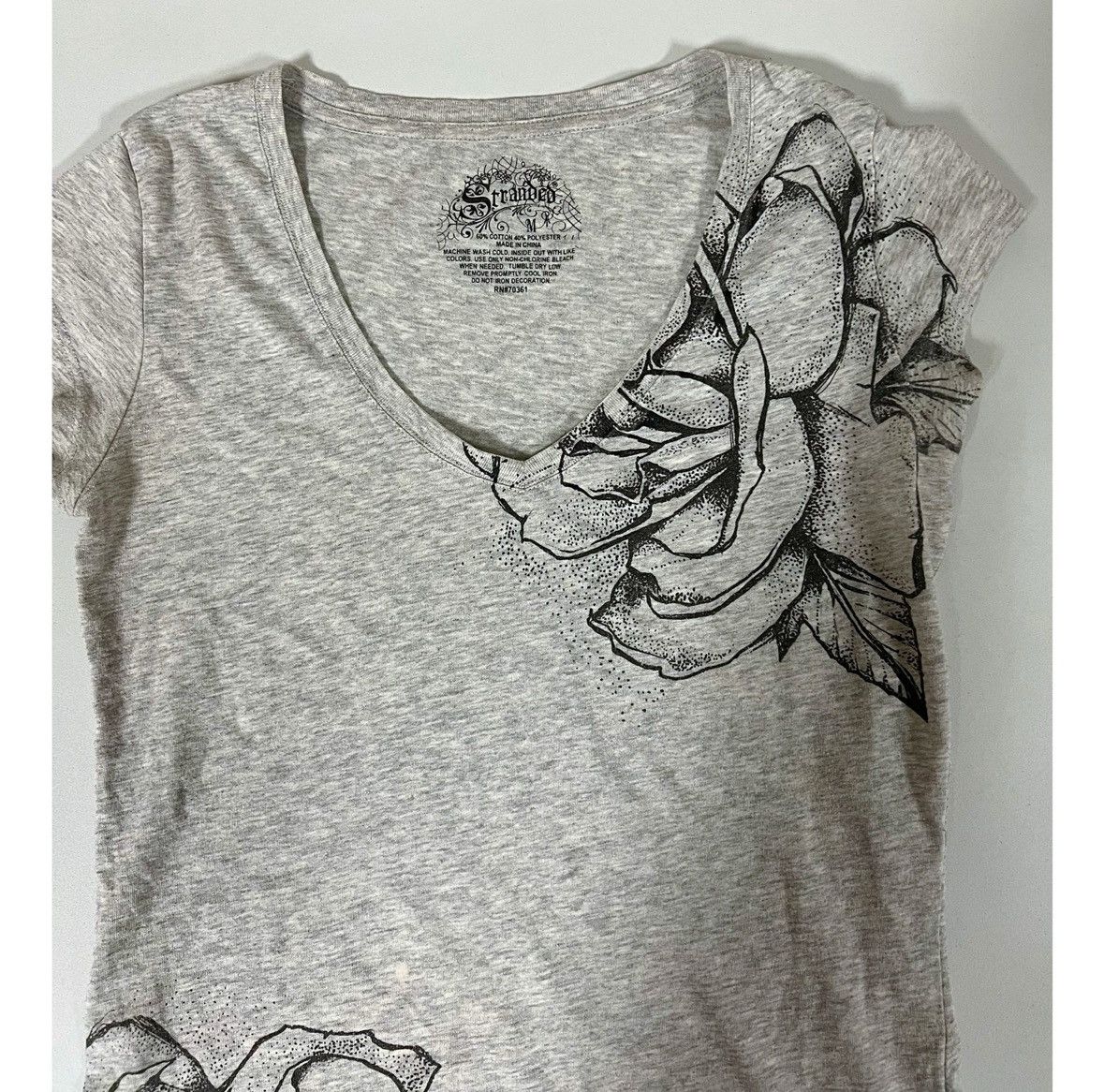 Welcome Stranger Stranded Gray Floral V-Neck Y2K T-Shirt Top Tee Size M 🩶 Size M / US 6-8 / IT 42-44 - 2 Thumbnail