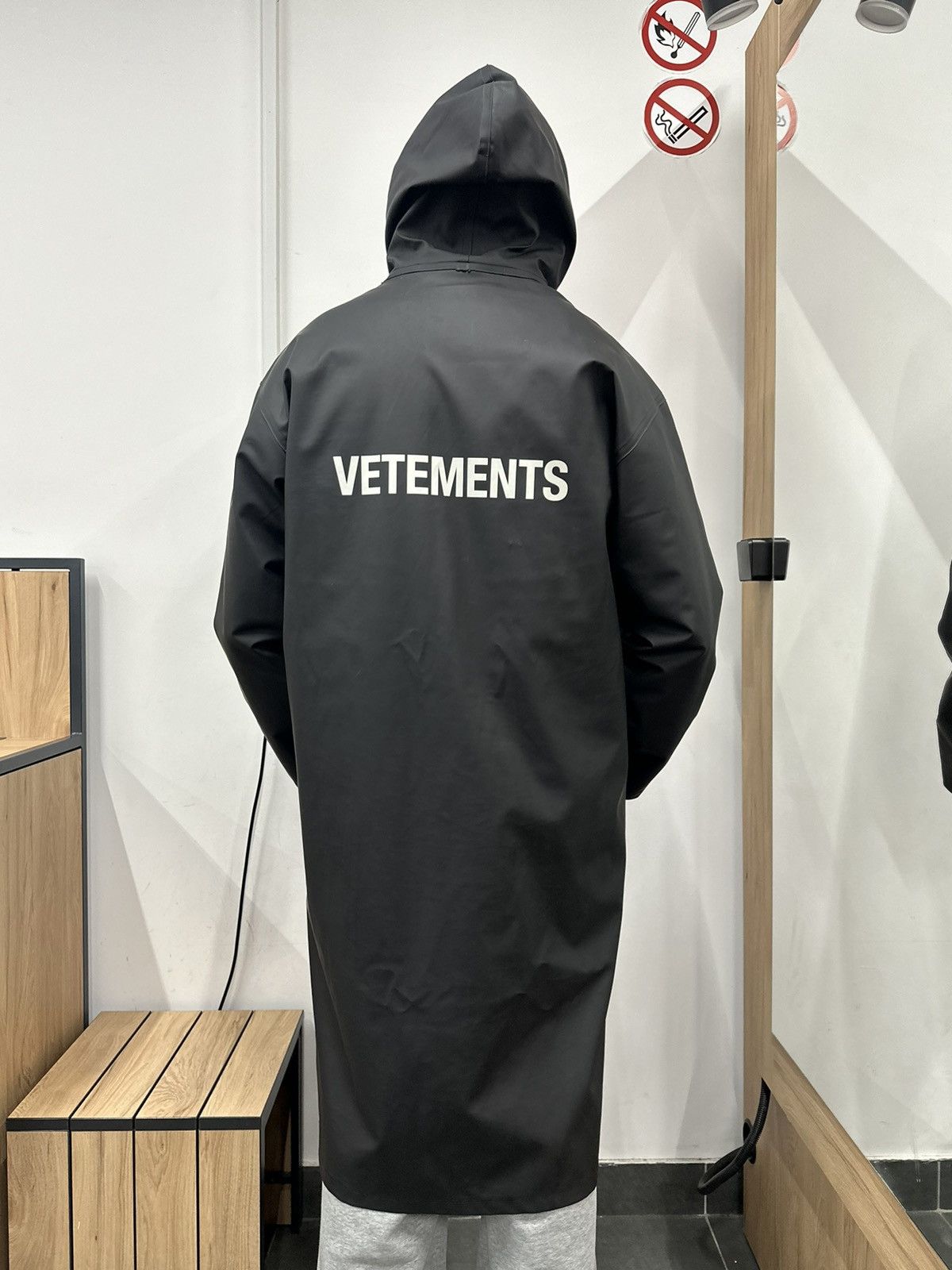 Vetements Vetements - F/W 18 - Oversized Rain Coat Size US L / EU 52-54 / 3 - 1 Thumbnail