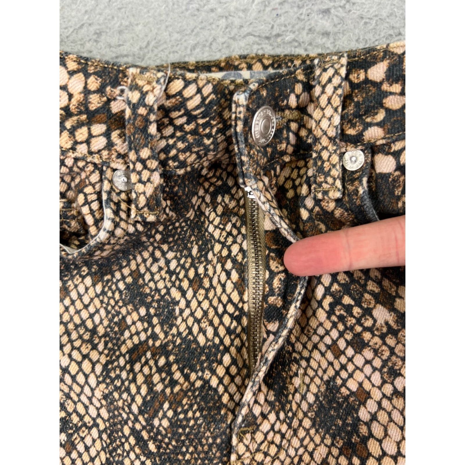 Vintage We The Free Jeans Womens 25 Beige Snake Skin Print Skinny Raw Hem Cotton 22x25 Size 42" / US 20 - 5 Thumbnail
