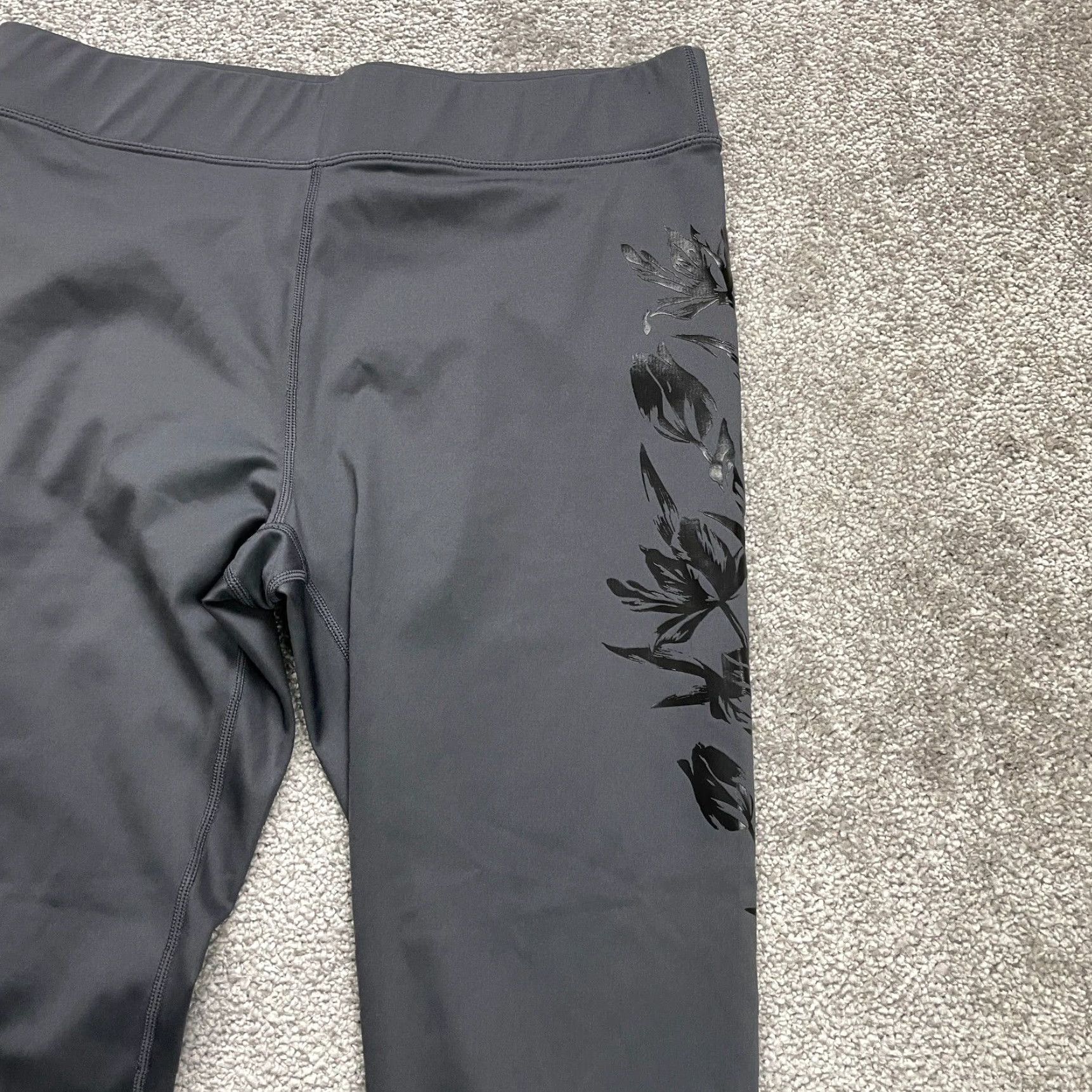 Fabletics Fabletics Leggings Shirt Womens Large Gray Black Flower High Rise Cropped 30x23 Athletic Activewear Size 36" / US 14 / IT 50 - 5 Thumbnail