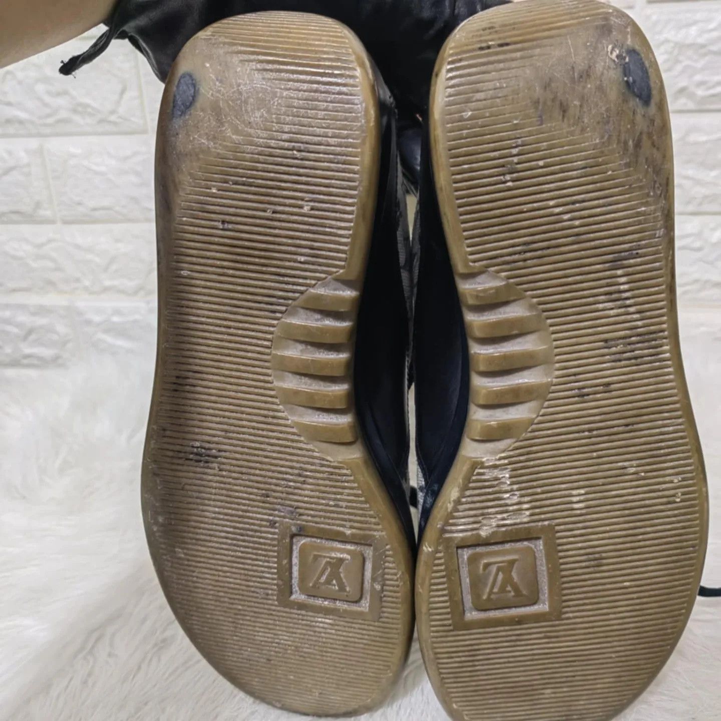 Louis Vuitton LOUIS VUITTON LV LEATHER LOW TOP MONOGRAM SNEAKERS Size US 5 / EU 37 - 13 Thumbnail