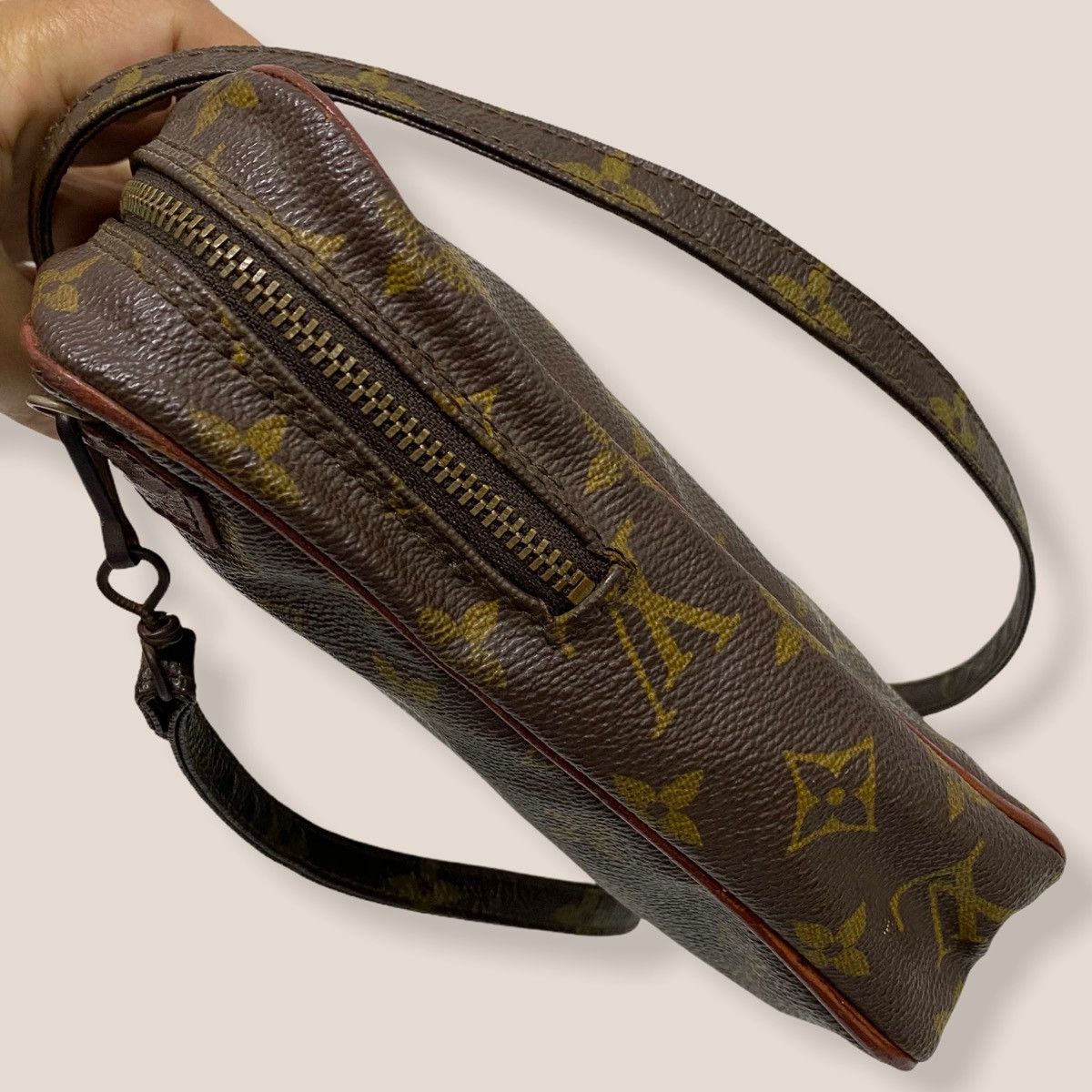 Vintage ‼️YES‼️ AUTHENTIC LOUIS VUITTON DANUBE ECLAIR ZIPPER SLING BAG Size ONE SIZE - 4 Thumbnail