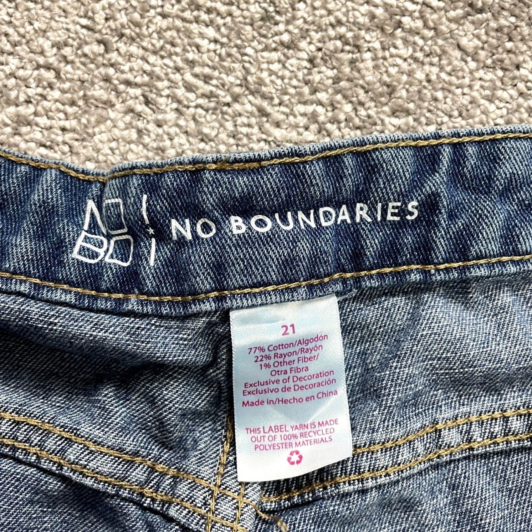 Vintage No Boundaries Denim Jean Shorts Juniors 21 Blue Dark Wash Star Print Cutt Off 3" Women Size 27" / US 4 / IT 40 - 6 Thumbnail