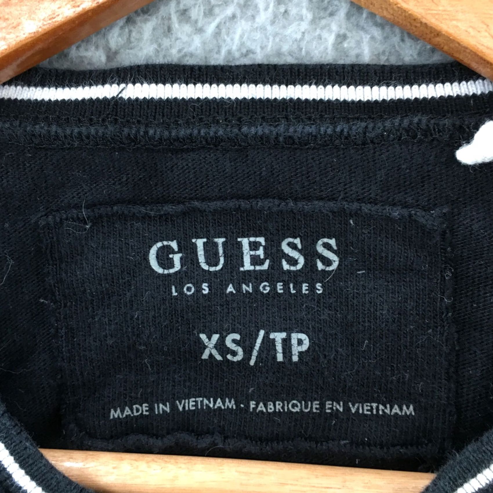 Vintage Sherpa Tee Womens XS Black Guess Cropped Long Sleeve Top Logo Front Crew Neck Size XS / US 0-2 / IT 36-38 - 7 Thumbnail