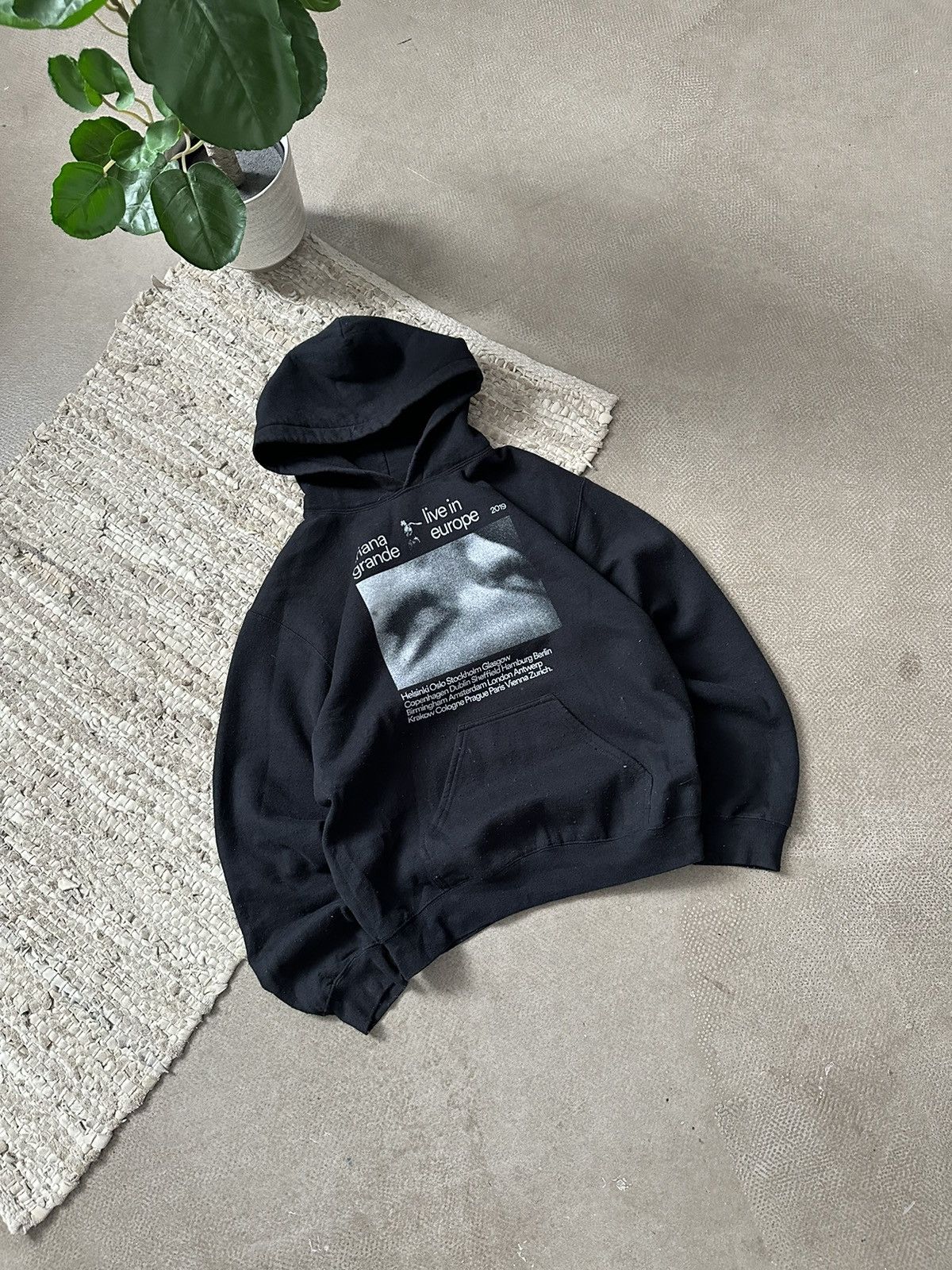 2019 Ariana Grande Sweetener live in Europe tour hoodie