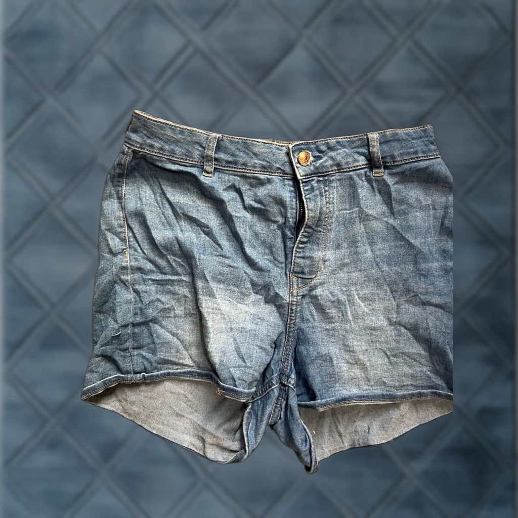 H&M H&M Divided Denim Shorts Womens Size 12 Medium Wash Blue Stretch Regular Rise 11 in. Inseam 2.0 in. Belt Loops Casual Shorts Shoes? (No) Size 34" / US 12 / IT 48 - 1 Thumbnail