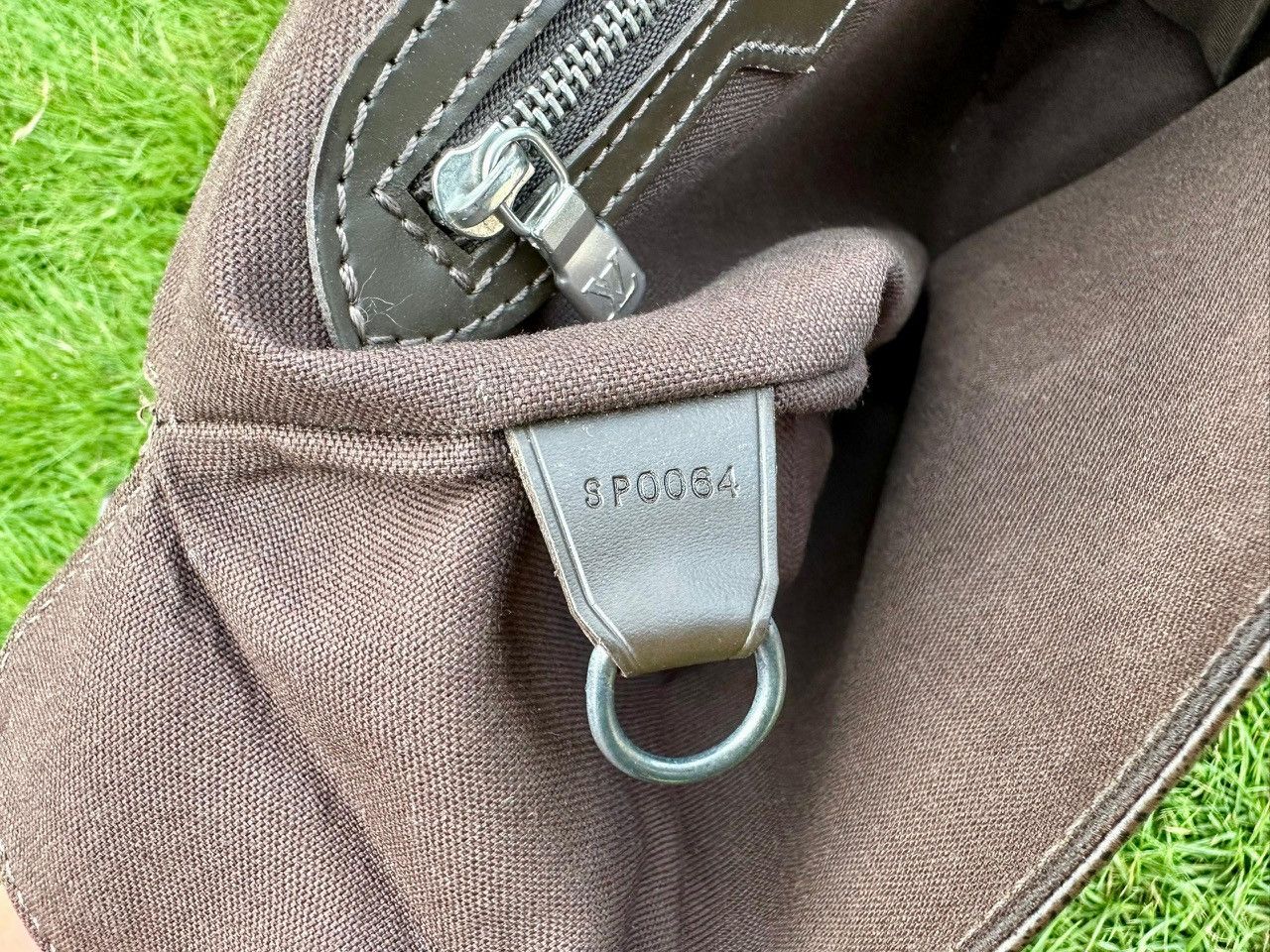 Louis Vuitton Authentic Louis Vuitton Grizzli Taiga Yaranga Porte Appareil Size ONE SIZE - 11 Thumbnail