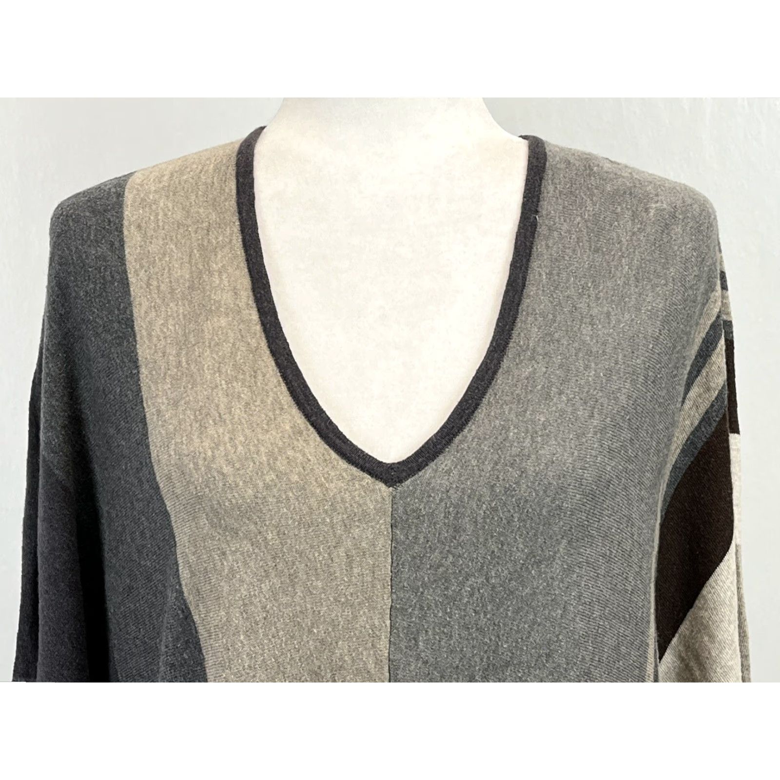 Vintage Cabi 909 Horizon Oversized Vneck Poncho Sweater Sz M VGUC Coastal Women Grey Brown Tan V-Neck Poncho Sweater M Womens Size M / US 6-8 / IT 42-44 - 5 Thumbnail