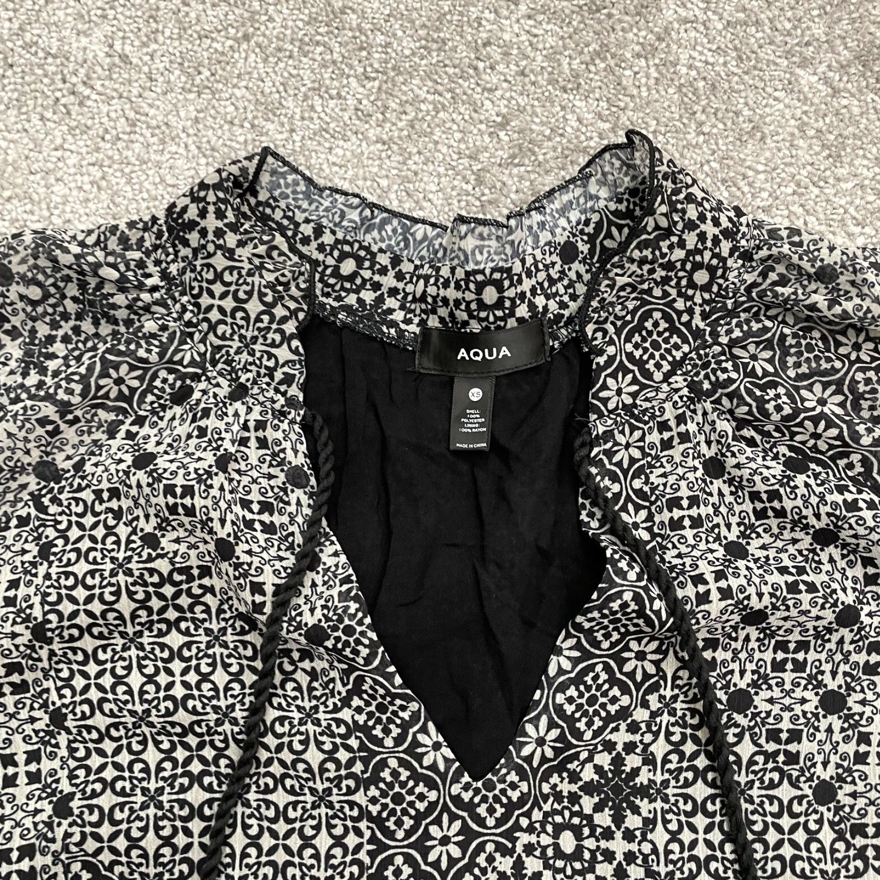 AQUA Aqua Blouse Tunic Womens XS Black White Geometric Long Sleeve V-Neck Tie Knit Polyester All Seasons Casual Womens Size XS / US 0-2 / IT 36-38 - 4 Thumbnail