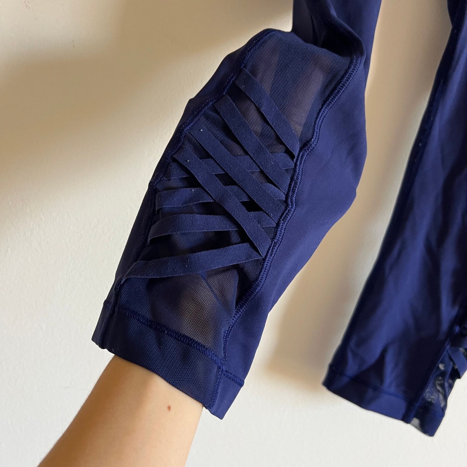 Lululemon Lululemon cropped blue meshed leggings size 4 Size 27" / US 4 / IT 40 - 3 Thumbnail