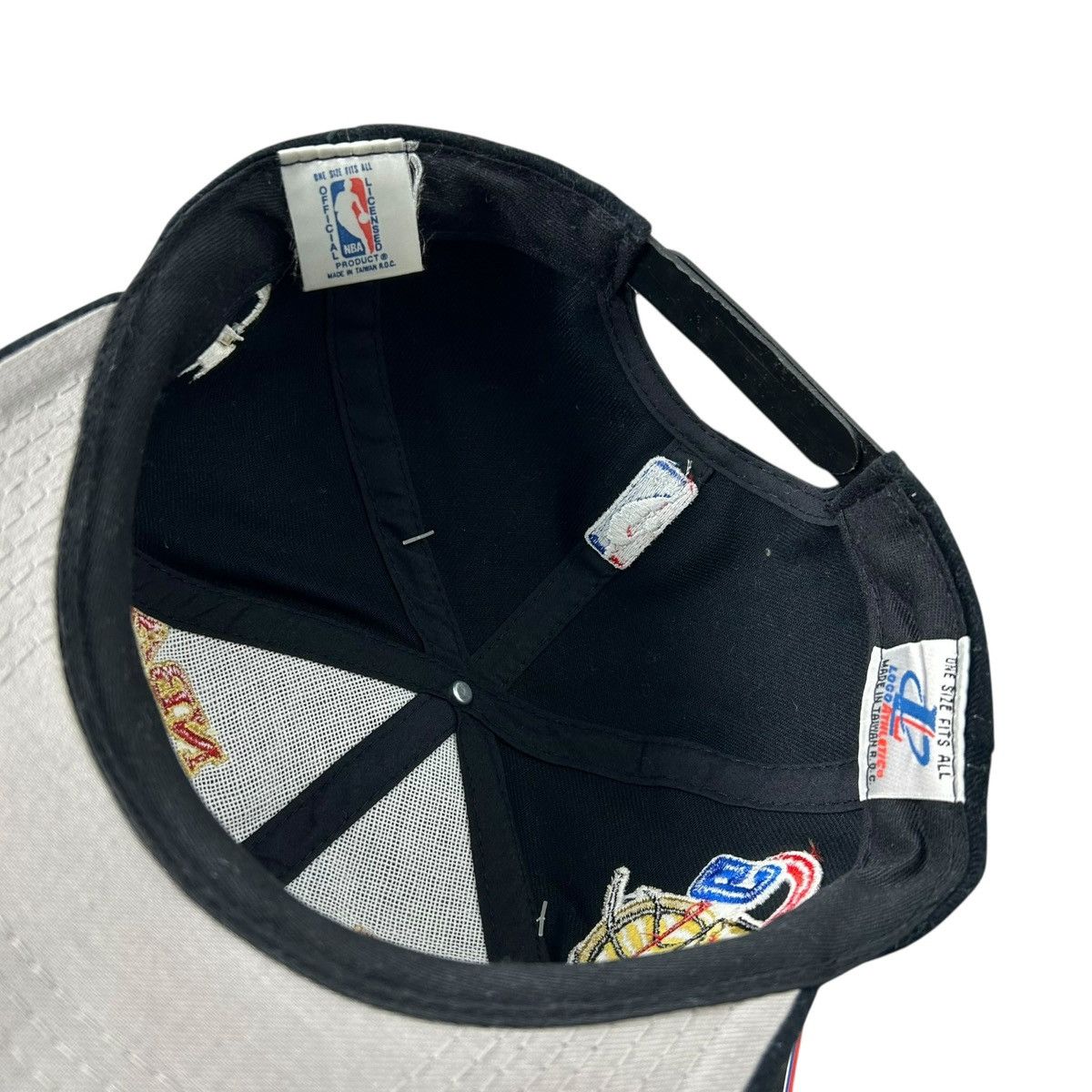 NBA VTG 90s CHICAGO BULLS LOGO ATHLETIC 1997 CHAMPIONS SNAPBACK Size ONE SIZE - 7 Thumbnail