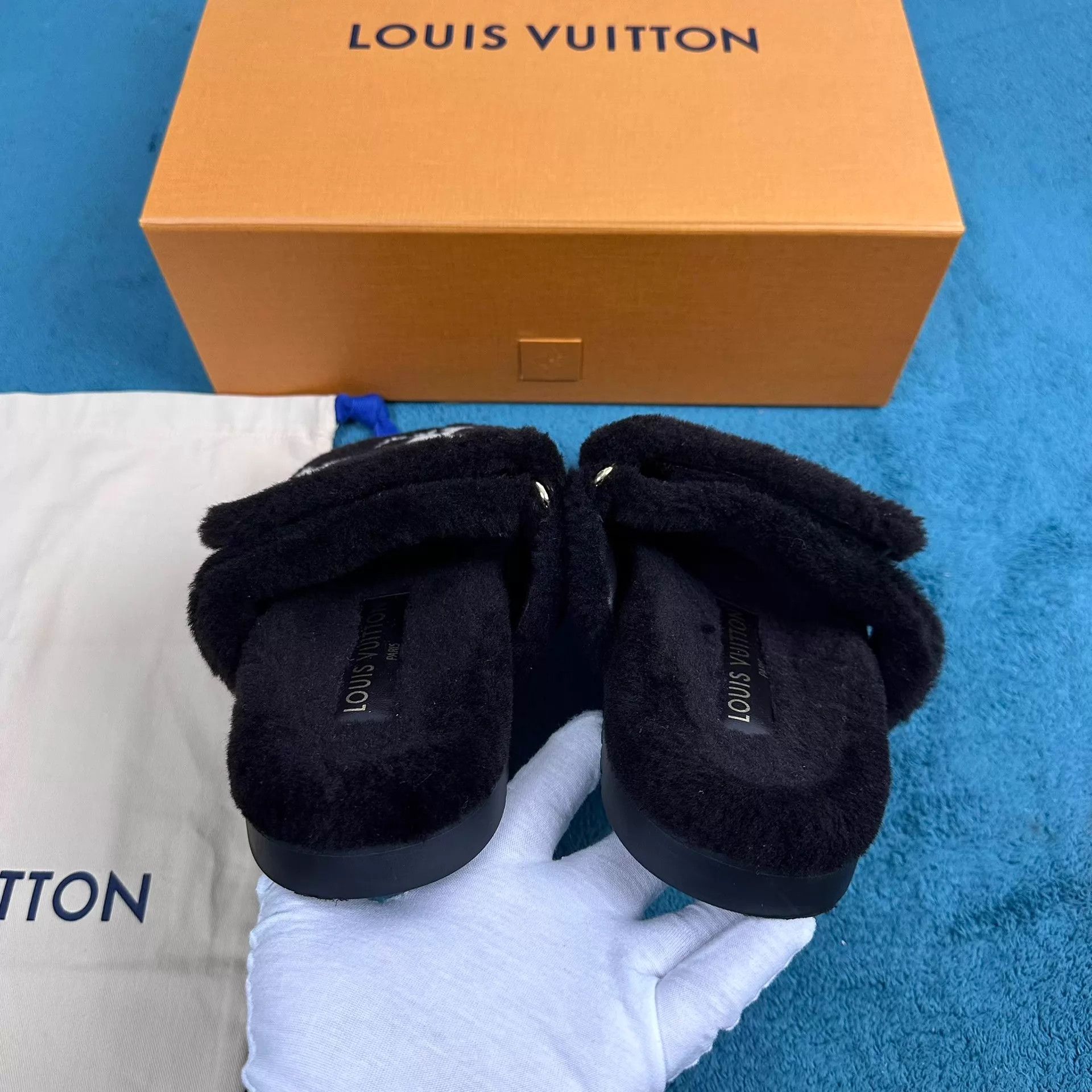 Louis Vuitton LV 25SS Pool Pillow Comfort Mink Fur Flip Flop B&W 39 Size US 8.5 / IT 38.5 - 4 Thumbnail