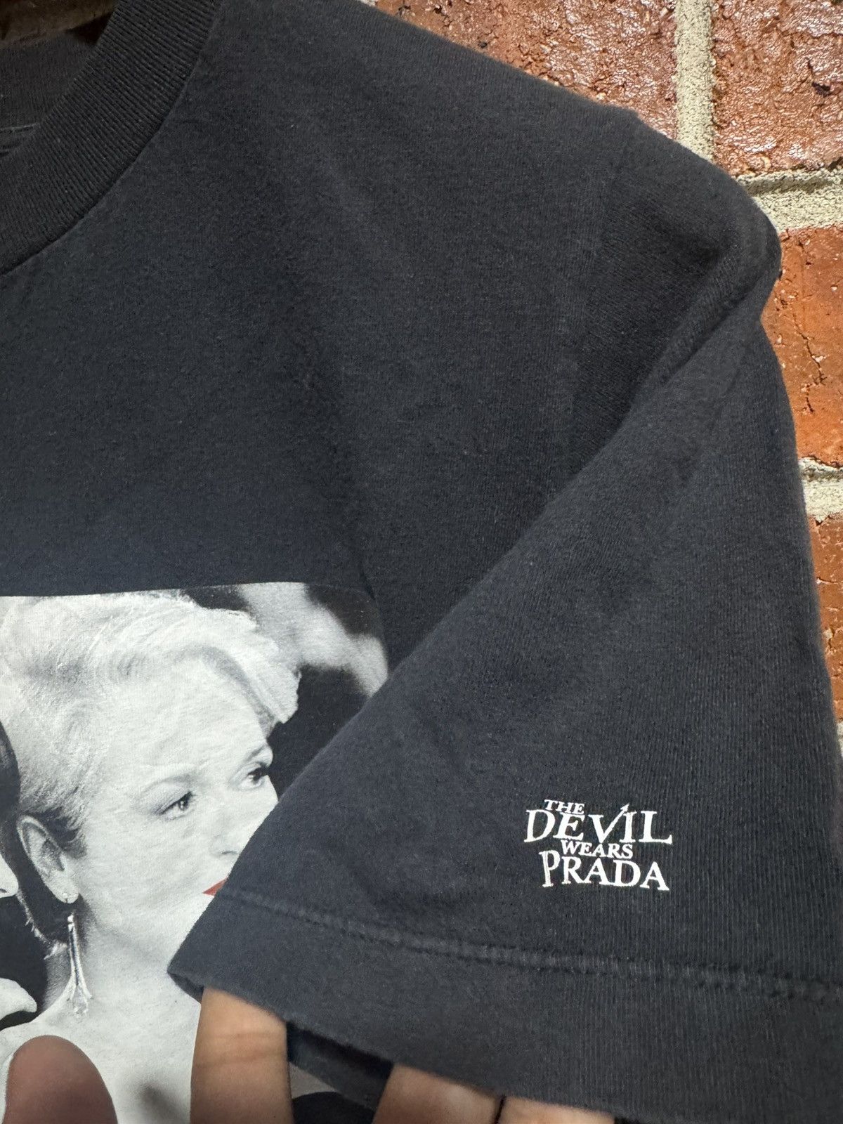 Uniqlo UT THE DEVIL WEARS PRADA Size US L / EU 52-54 / 3 - 5 Thumbnail