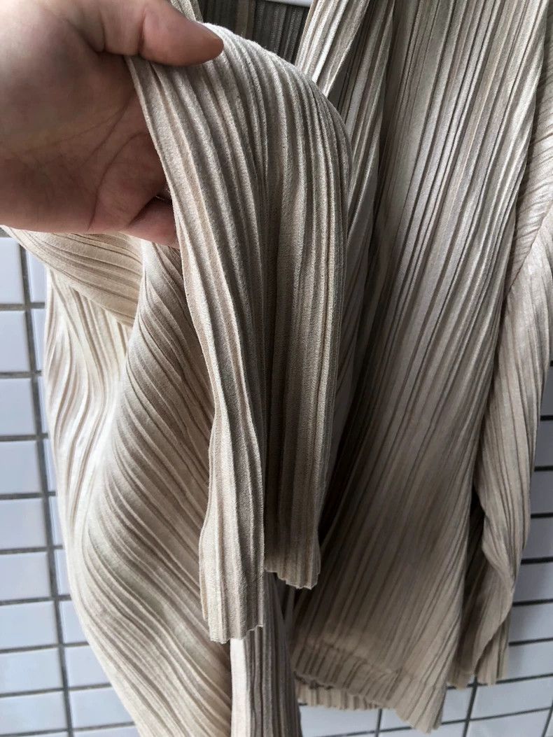 Issey Miyake Issey Miyake Grayish-brown pleated coat Size M / US 6-8 / IT 42-44 - 2 Thumbnail